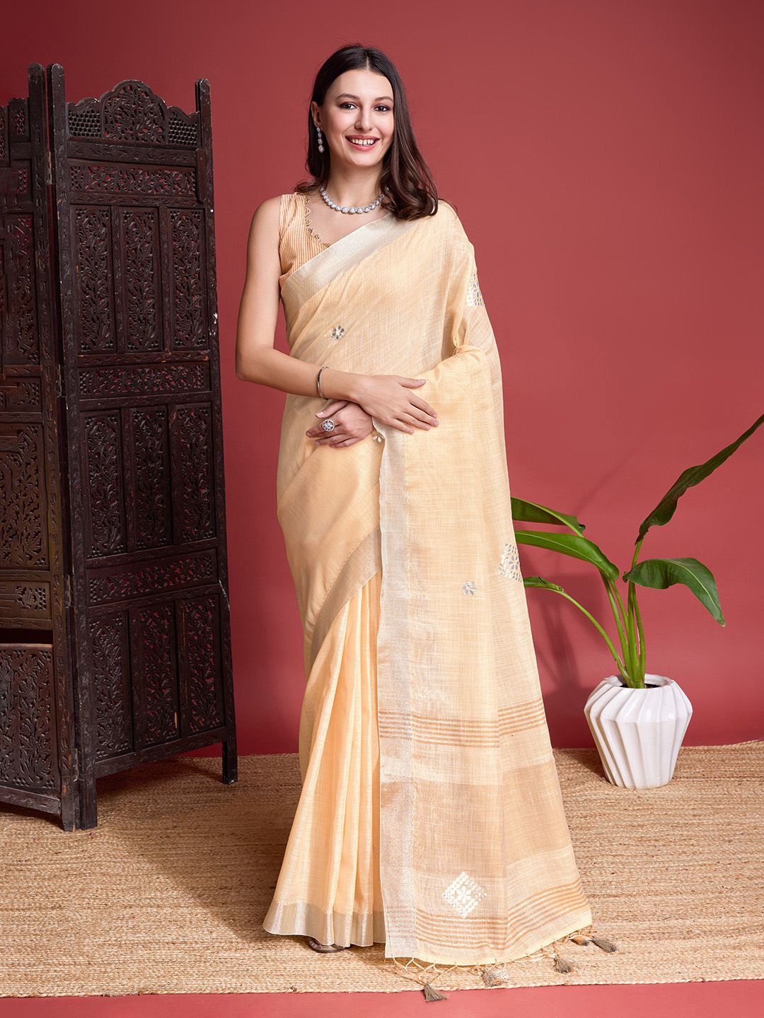 

Ishin Embroidered Floral Saree, Cream