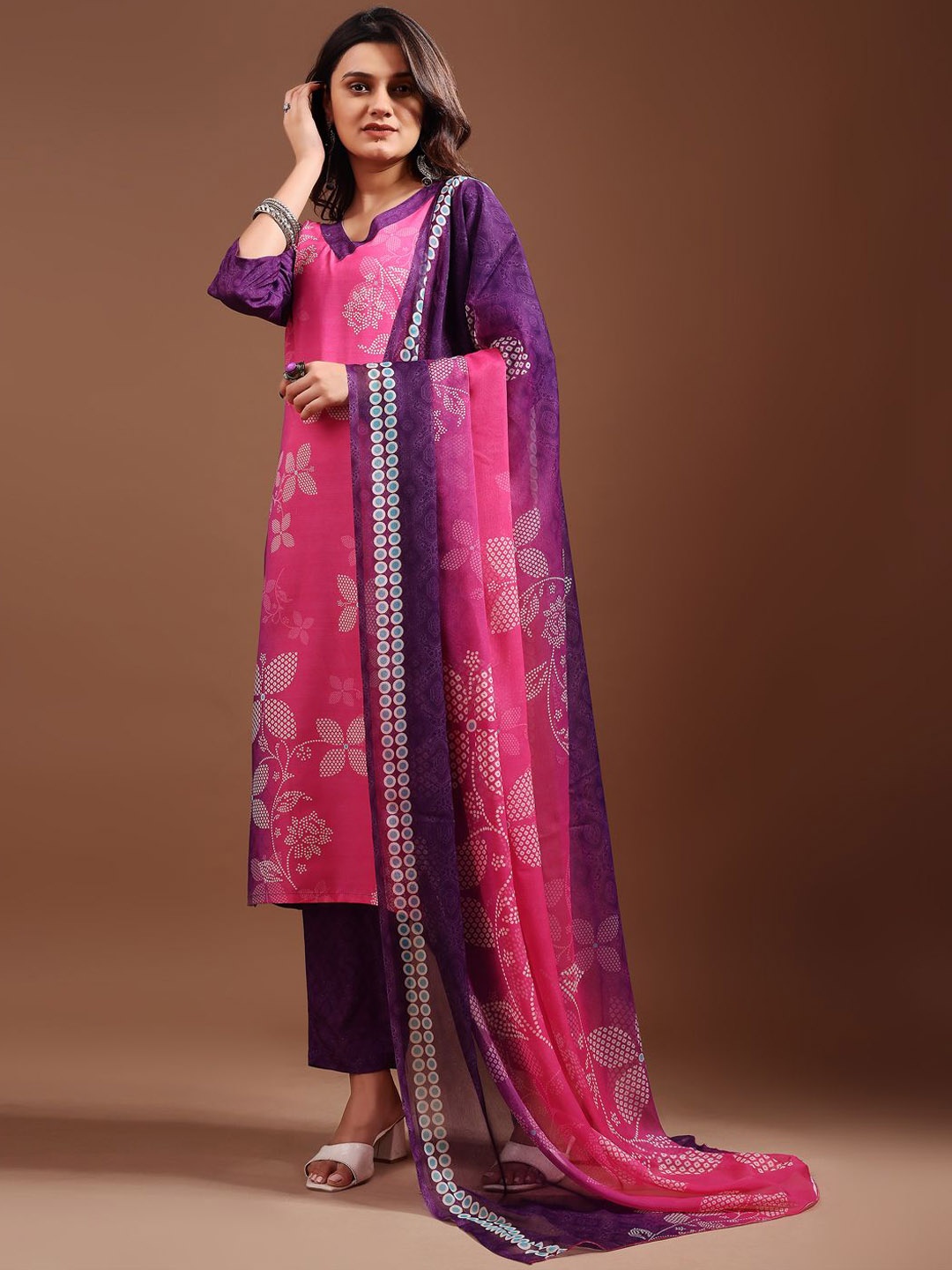 

GORGONE Floral Printed V-Neck Straight Kurta With Trousers & Dupatta, Pink