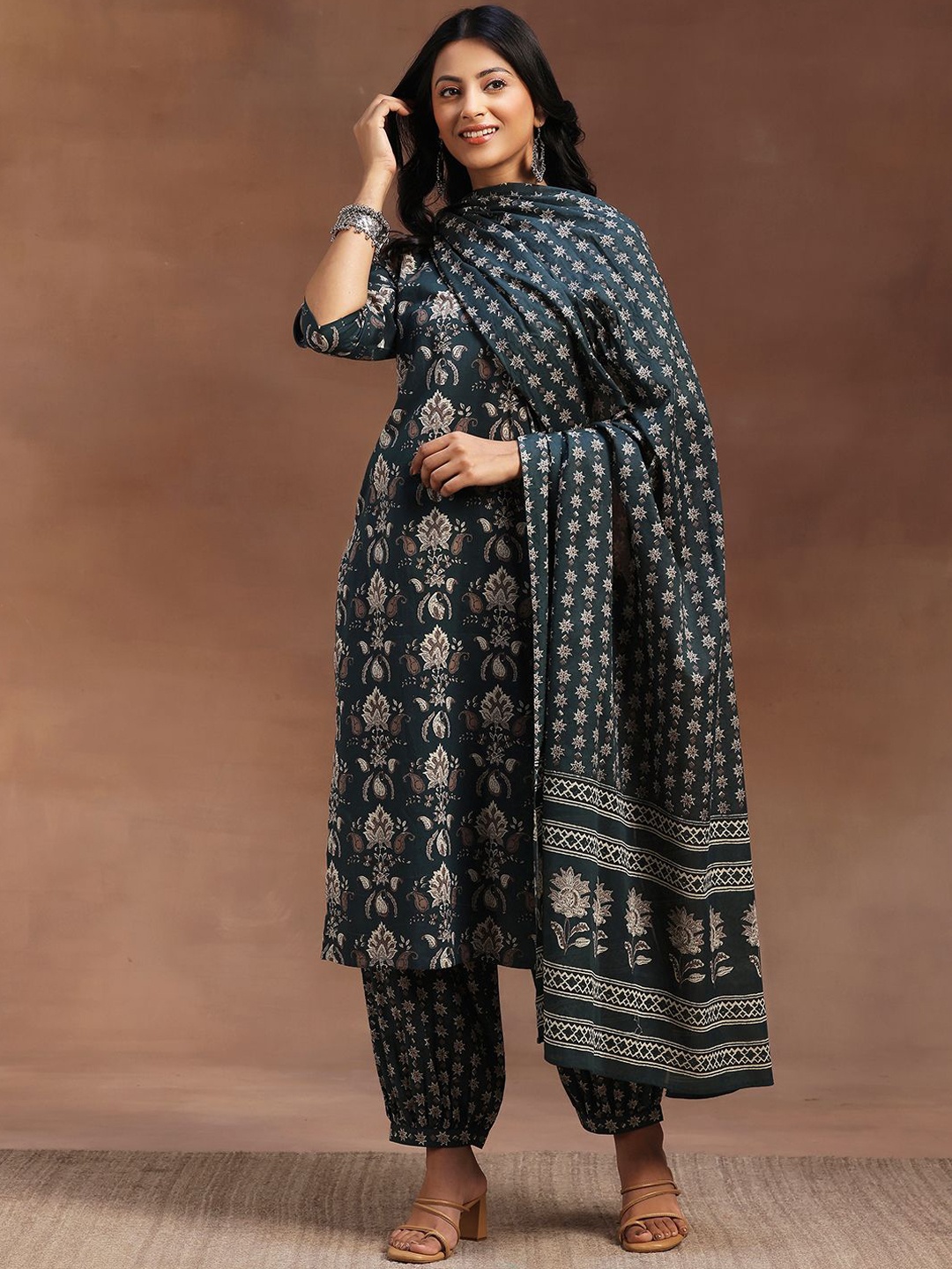 

Libas Floral Printed Keyhole Neck Regular Pure Cotton Kurta with Salwar & Dupatta, Green