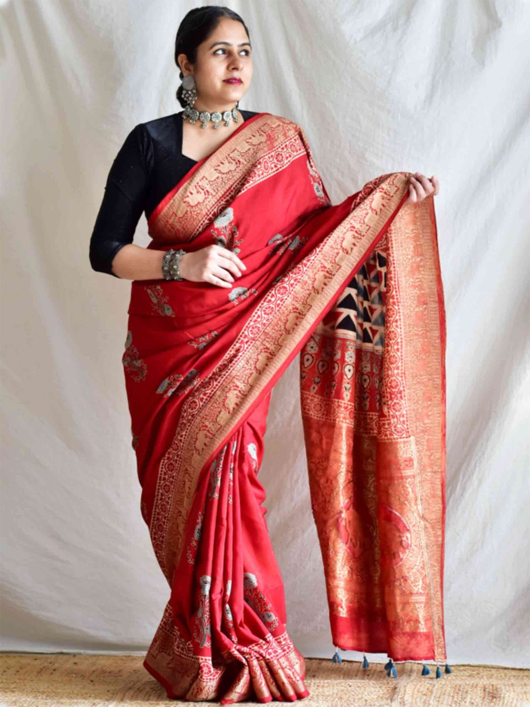 

Sundarii Ajrak Block Zari Silk Blend Saree, Maroon