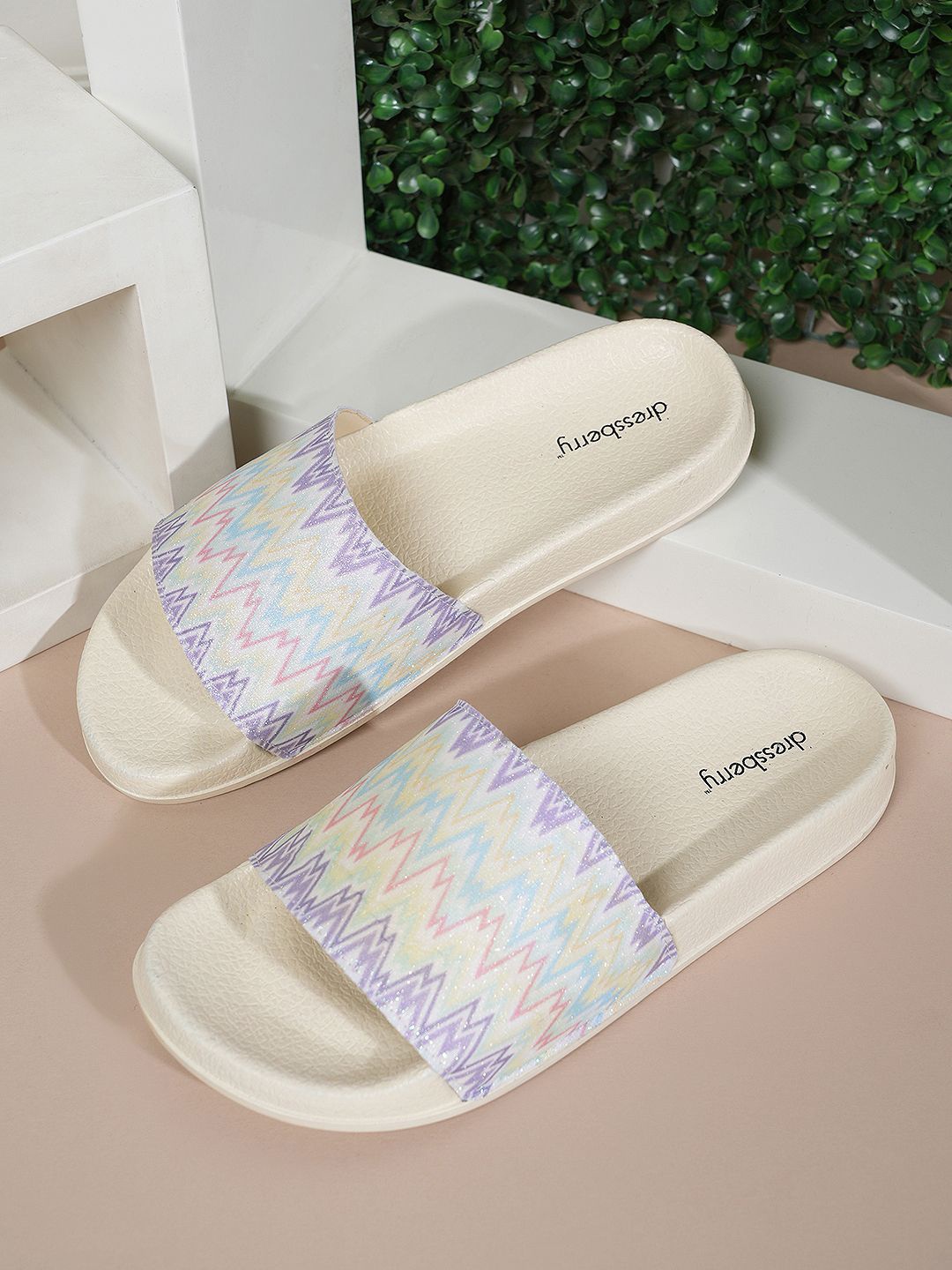 

DressBerry Women Colourblocked Sliders, Beige