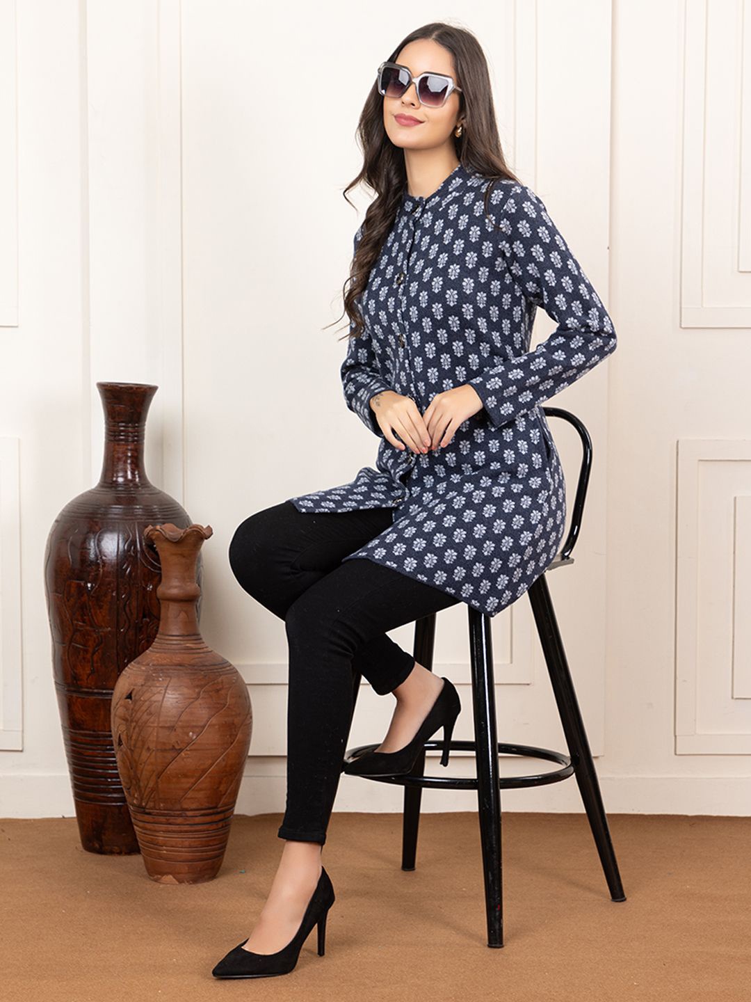 

Anouk Women Floral Cardigan, Navy blue