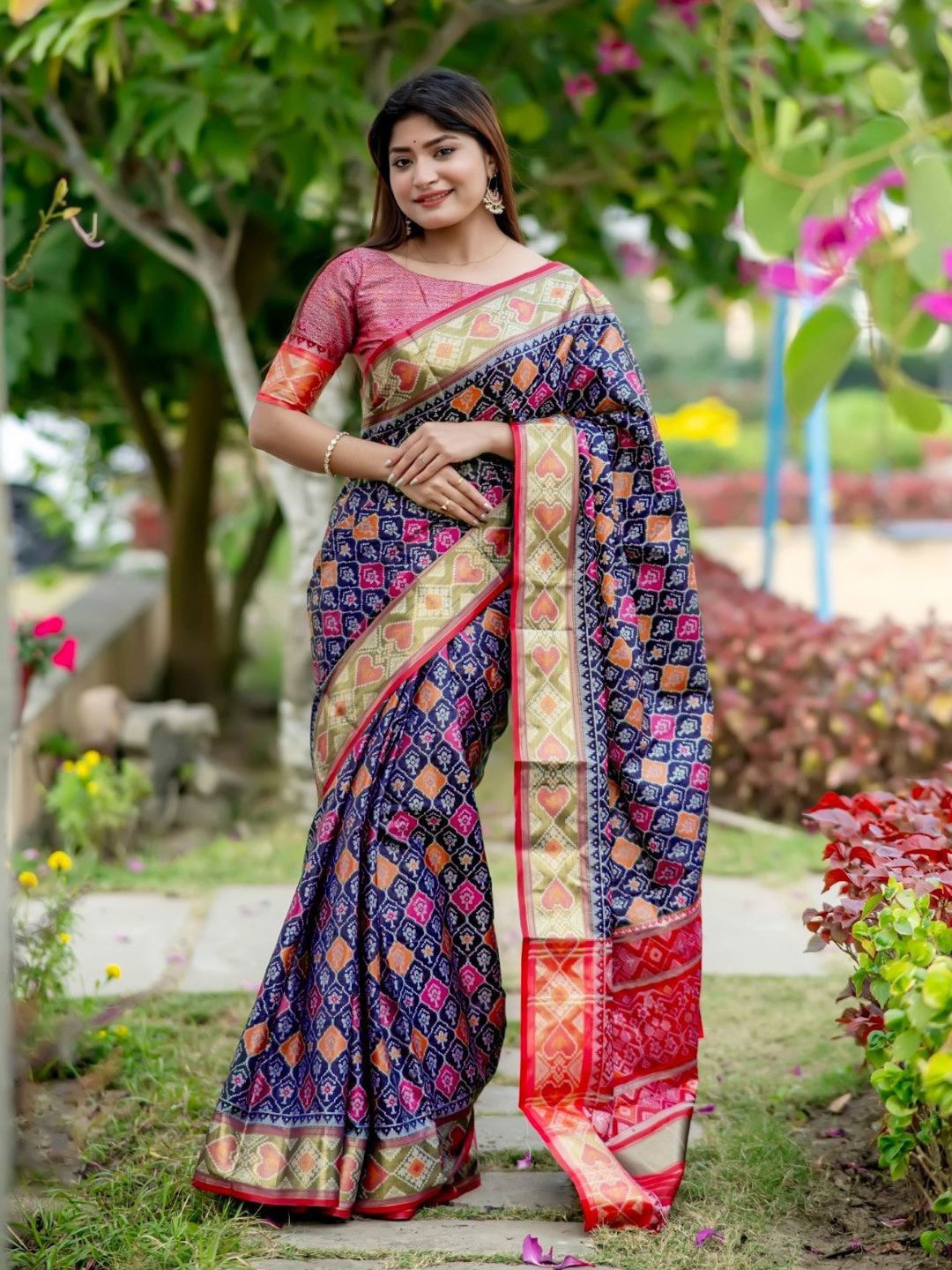 

Mitera Woven Design Zari Bagh Saree, Navy blue
