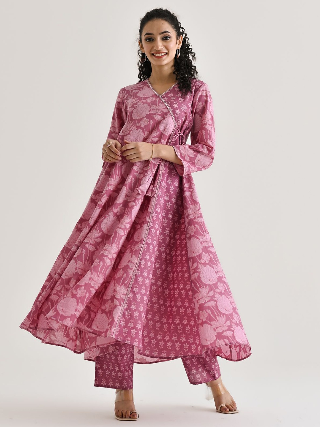 

Rustorange Women Floral Printed Gotta Patti Kurta, Pink