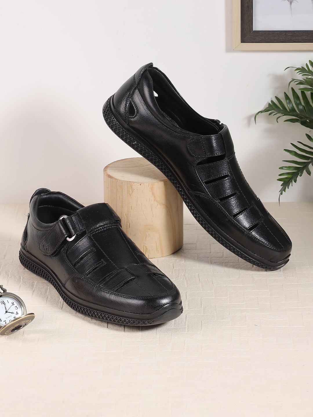 

Metro Men Leather Fisherman Sandals, Black