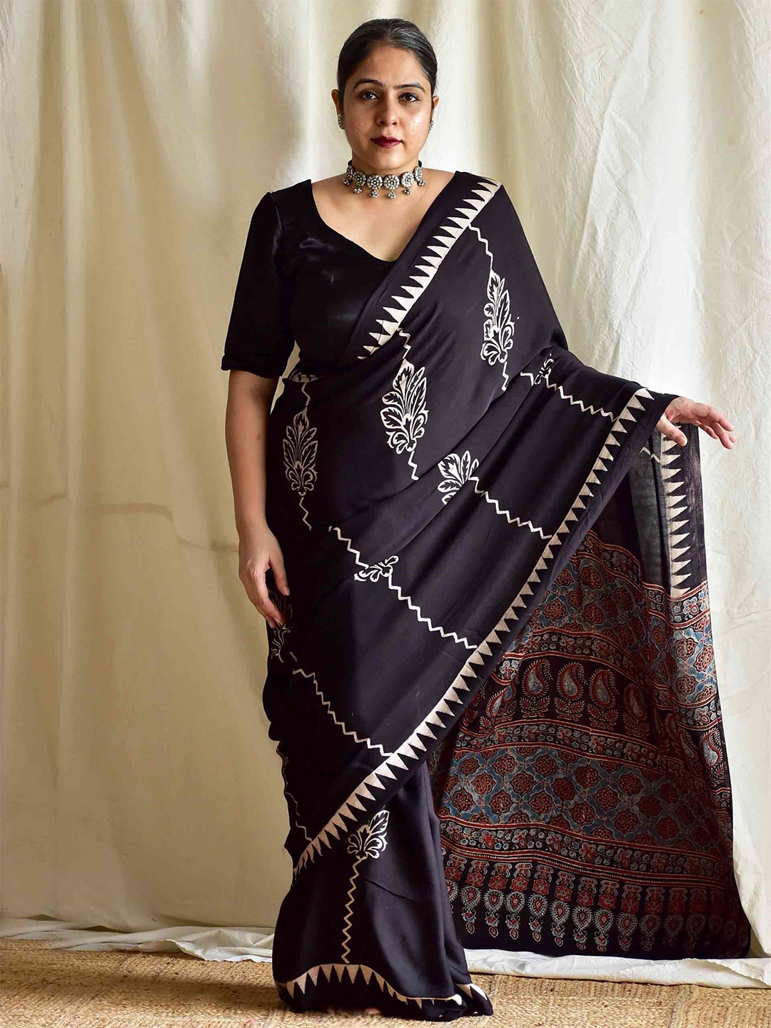 

Sundarii Floral Silk Blend Saree, Black
