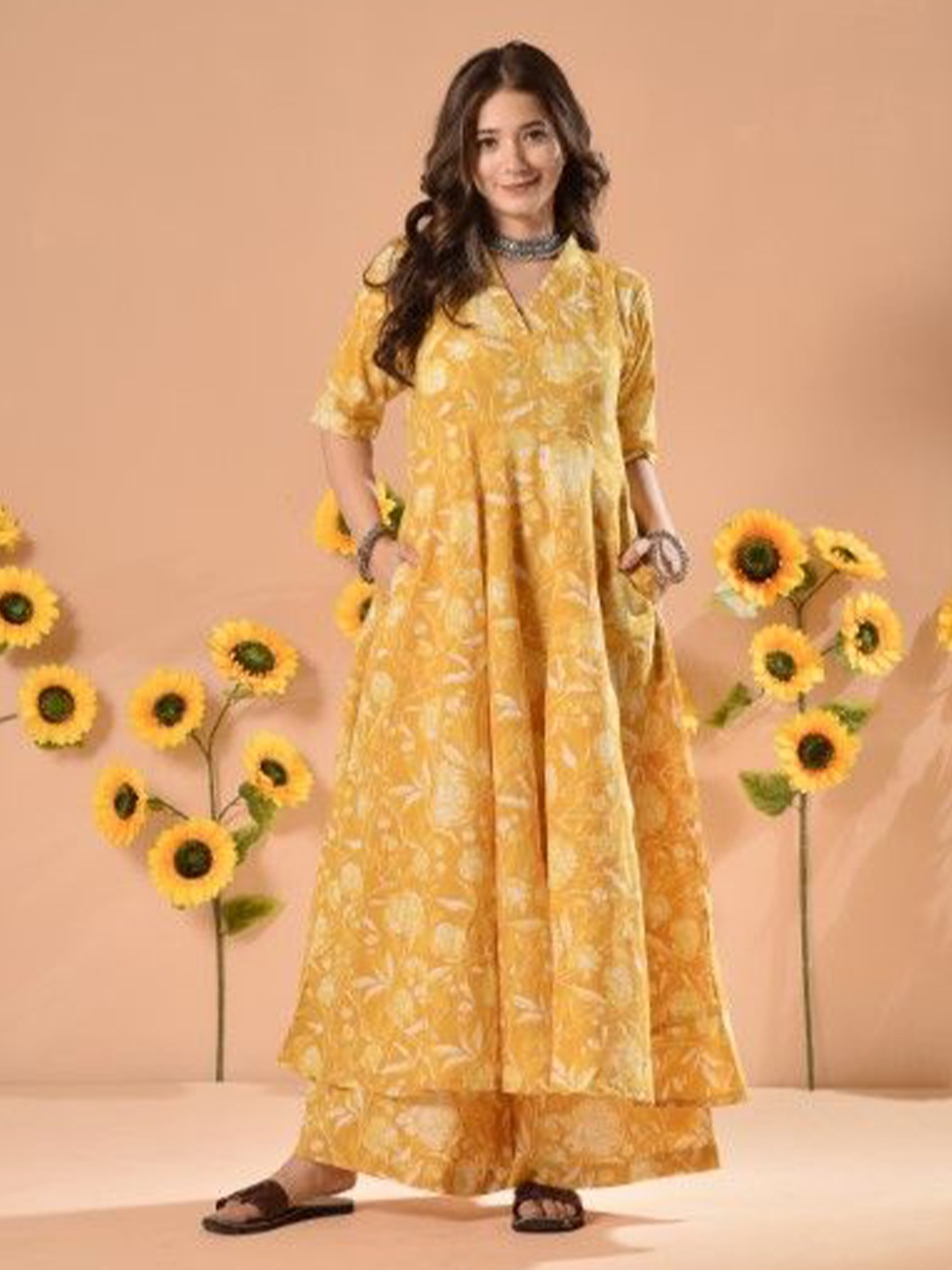 

DIMPLE DESIGN STUDIO Women Floral Printed Regular Pure Cotton Kurta with Palazzos, Yellow