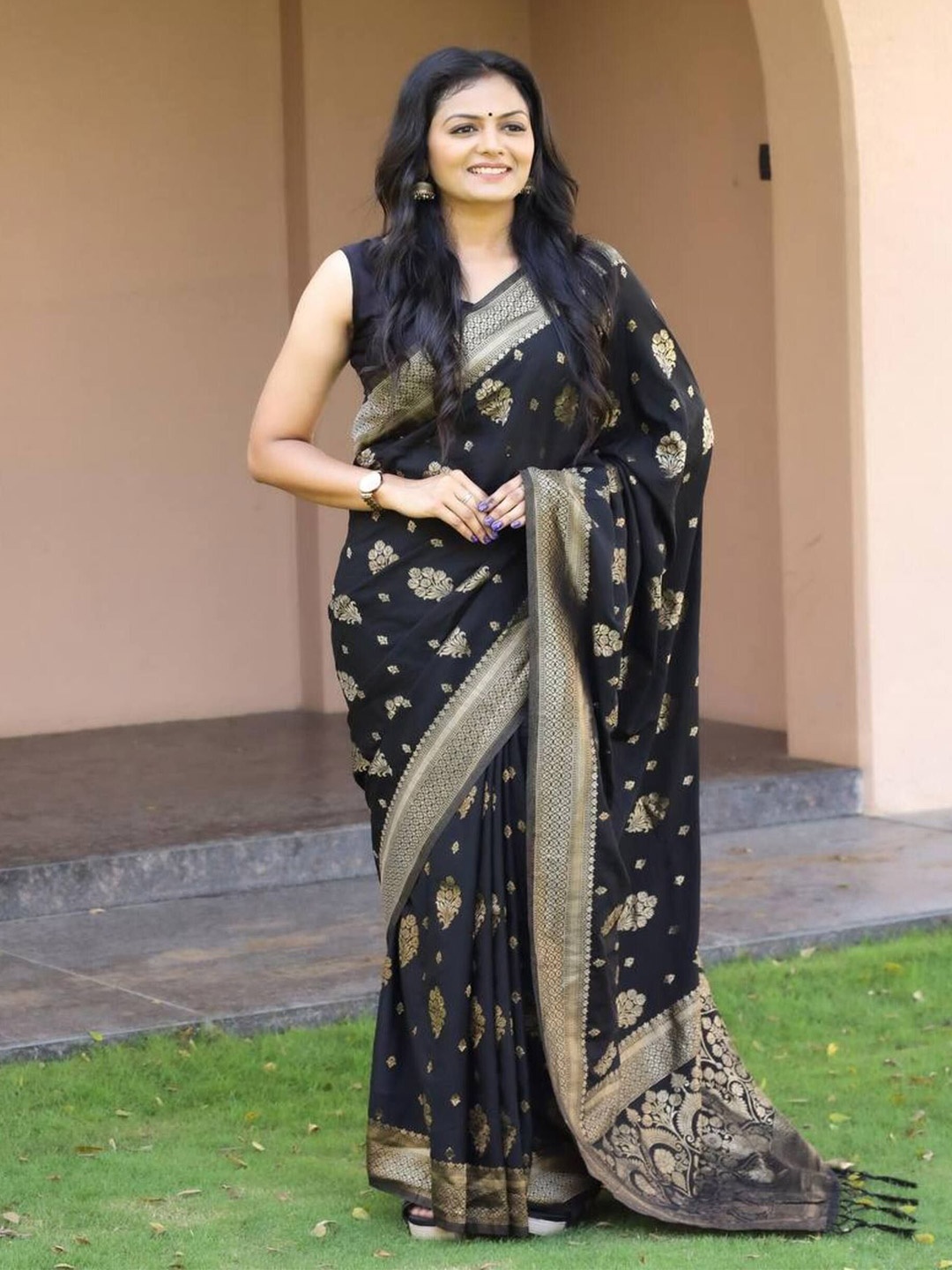 

Sitanjali Woven Design Zari Silk Blend Kanjeevaram Saree, Black