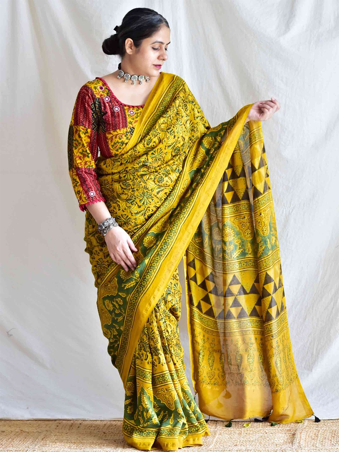 

Sundarii Ajrak Block Silk Blend Saree, Yellow