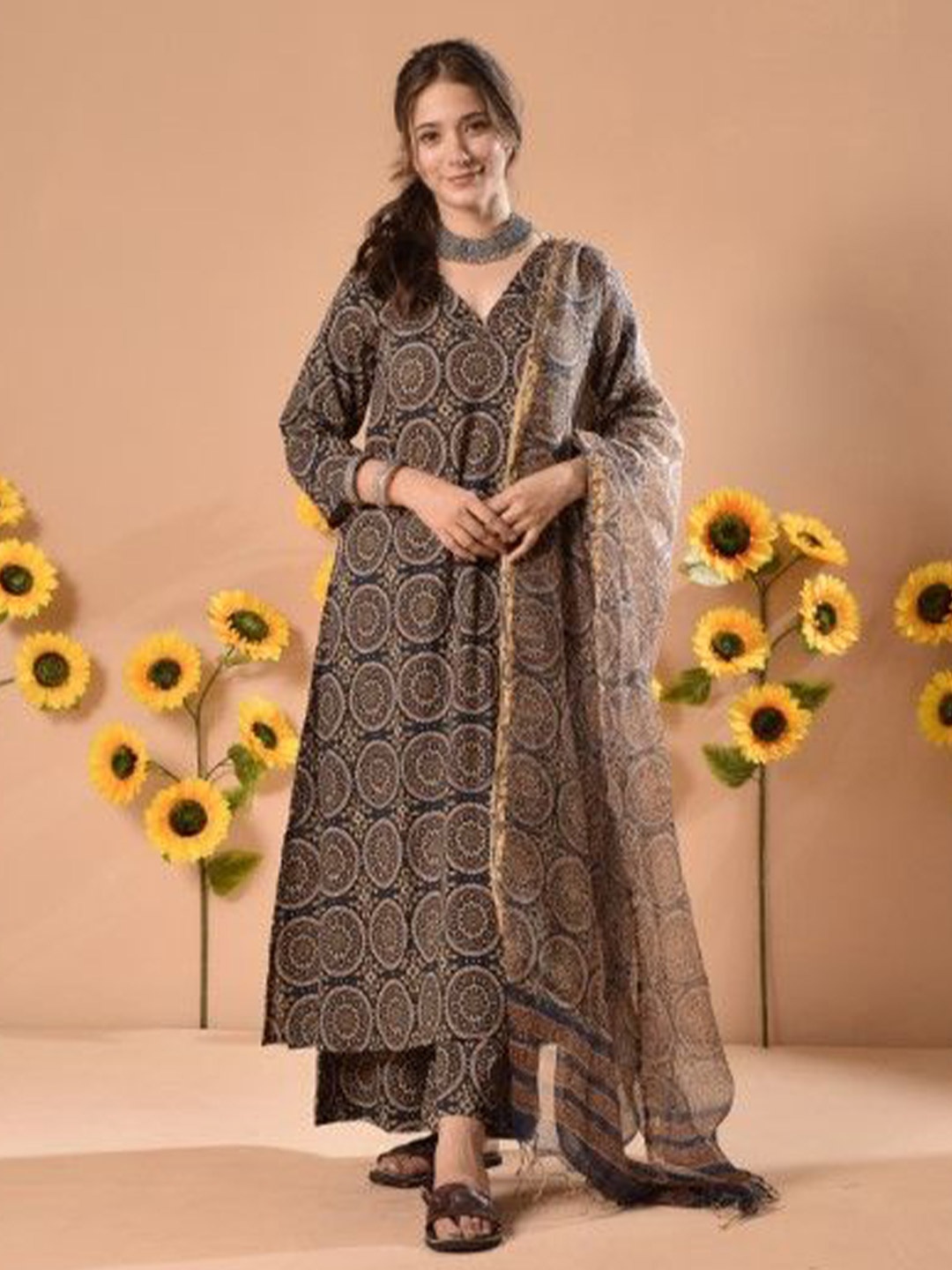 

DIMPLE DESIGN STUDIO Women Floral Printed Regular Pure Cotton Kurta with Palazzos & With Dupatta, Navy blue