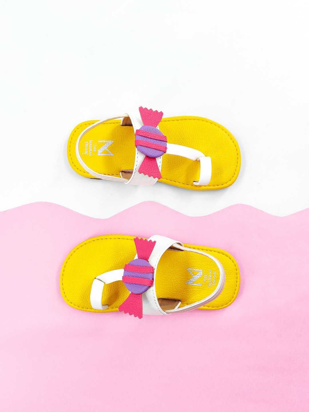 

THE MADRAS TRUNK Unisex Kids Comfort Sandals, Yellow