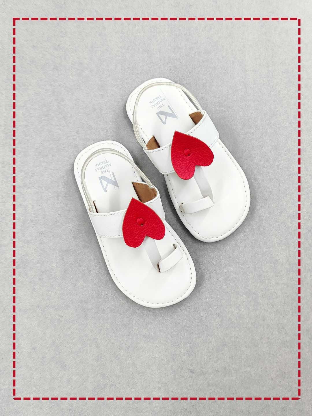 

THE MADRAS TRUNK Unisex Kids Comfort Sandals, White