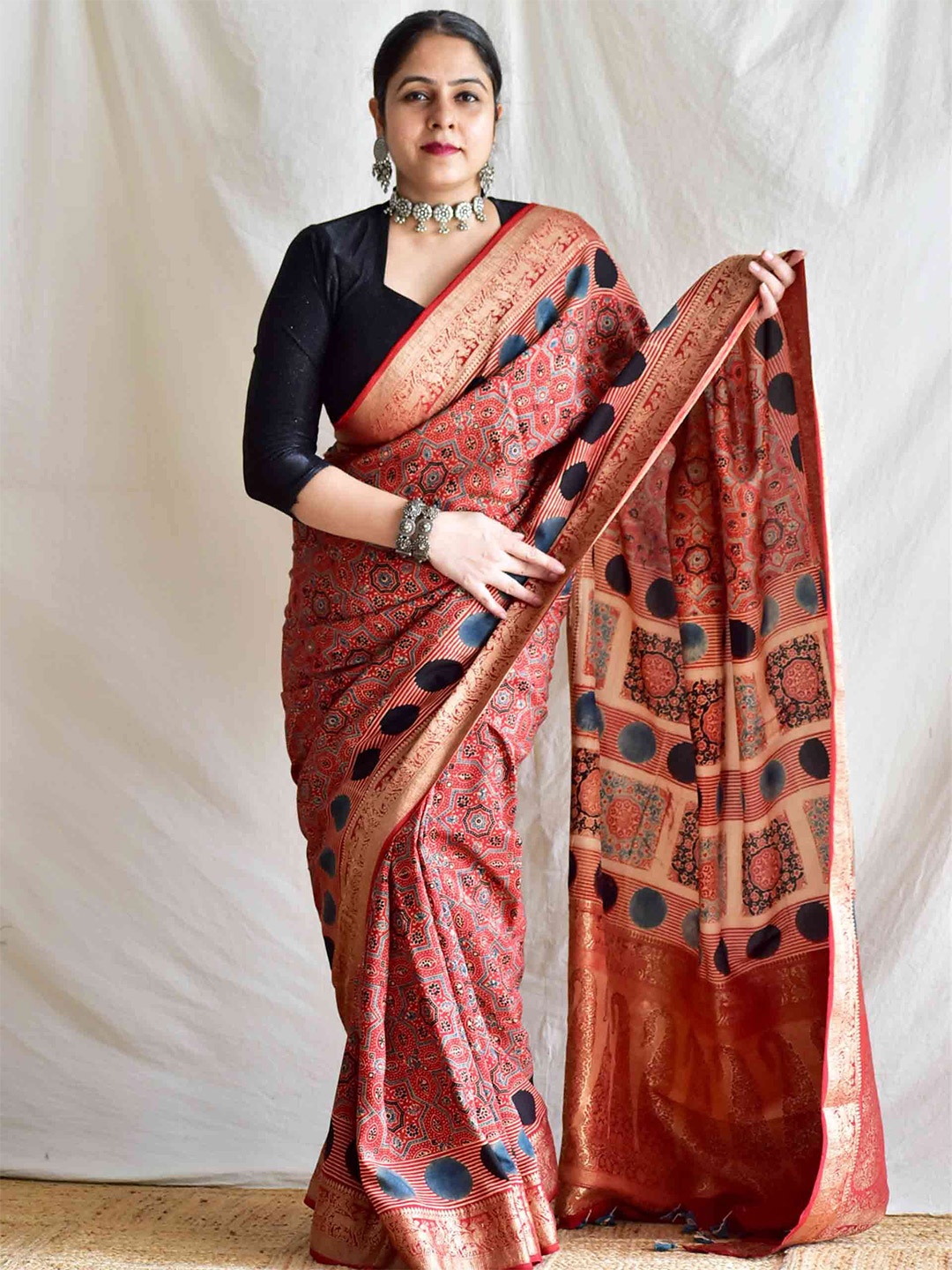 

Sundarii Ajrak Block Zari Silk Blend Saree, Maroon