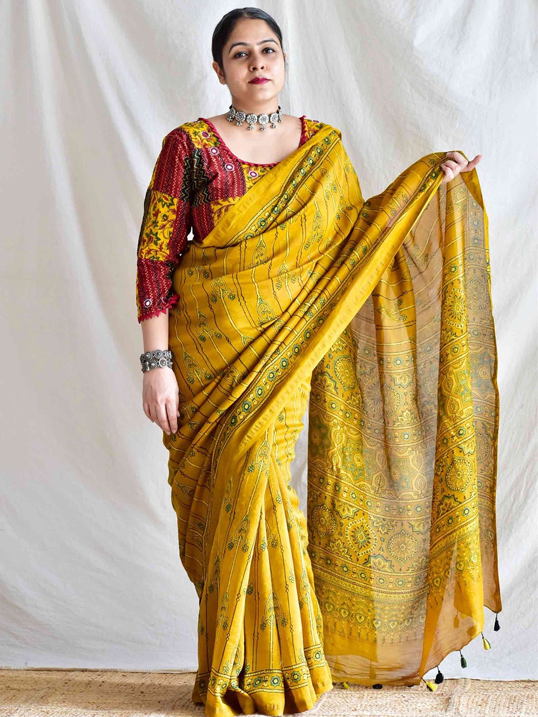 

Sundarii Ajrak Block Silk Blend Saree, Yellow