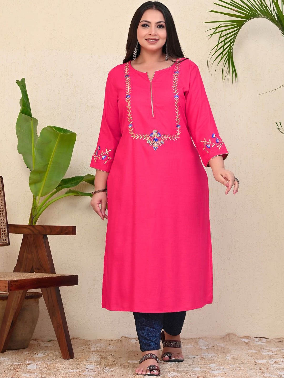 

Aspriya Plus Size Floral Embroidered Notch Neck Straight Kurta, Fuchsia