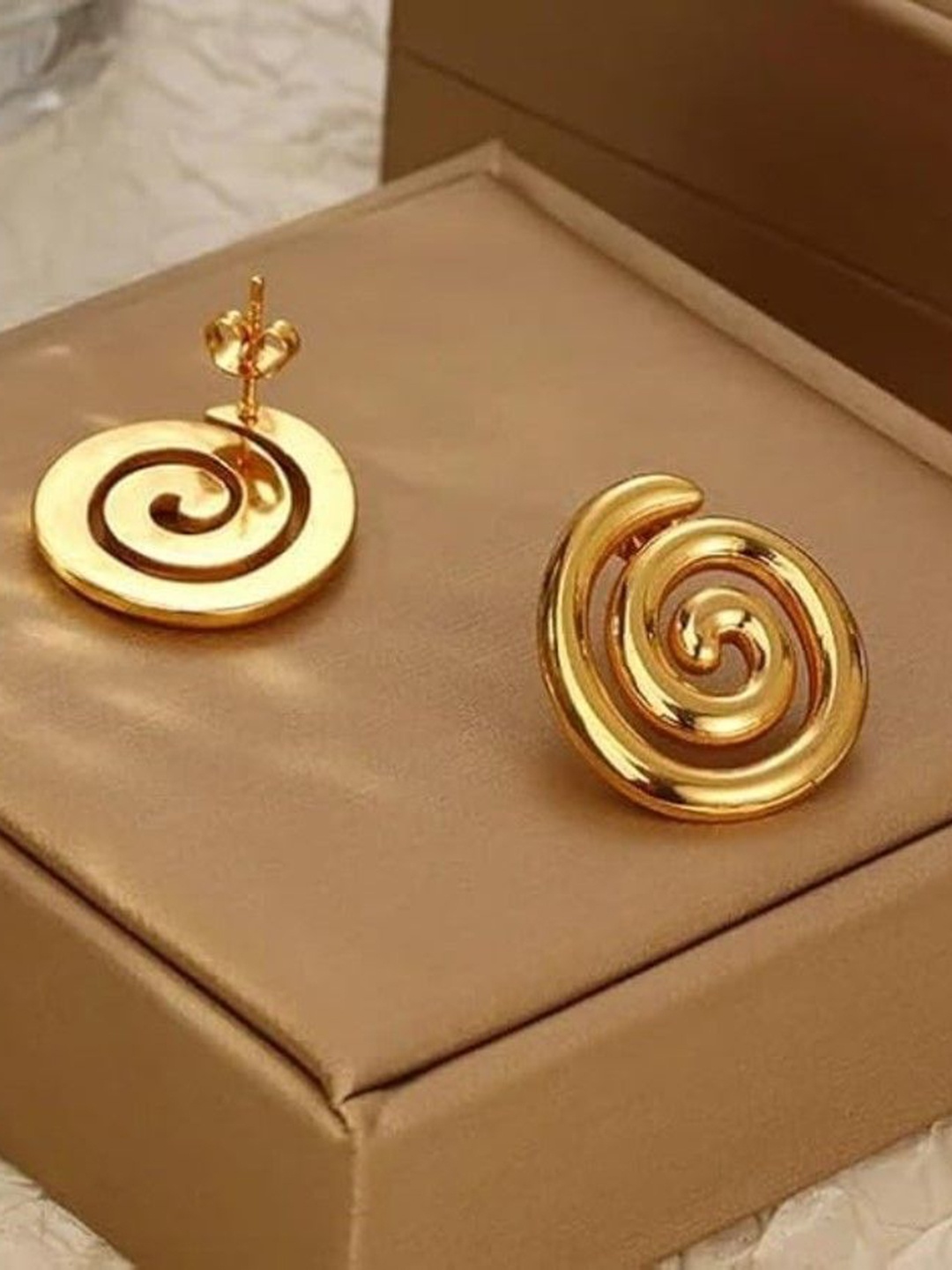 

VIEN Contemporary Studs Earrings, Gold