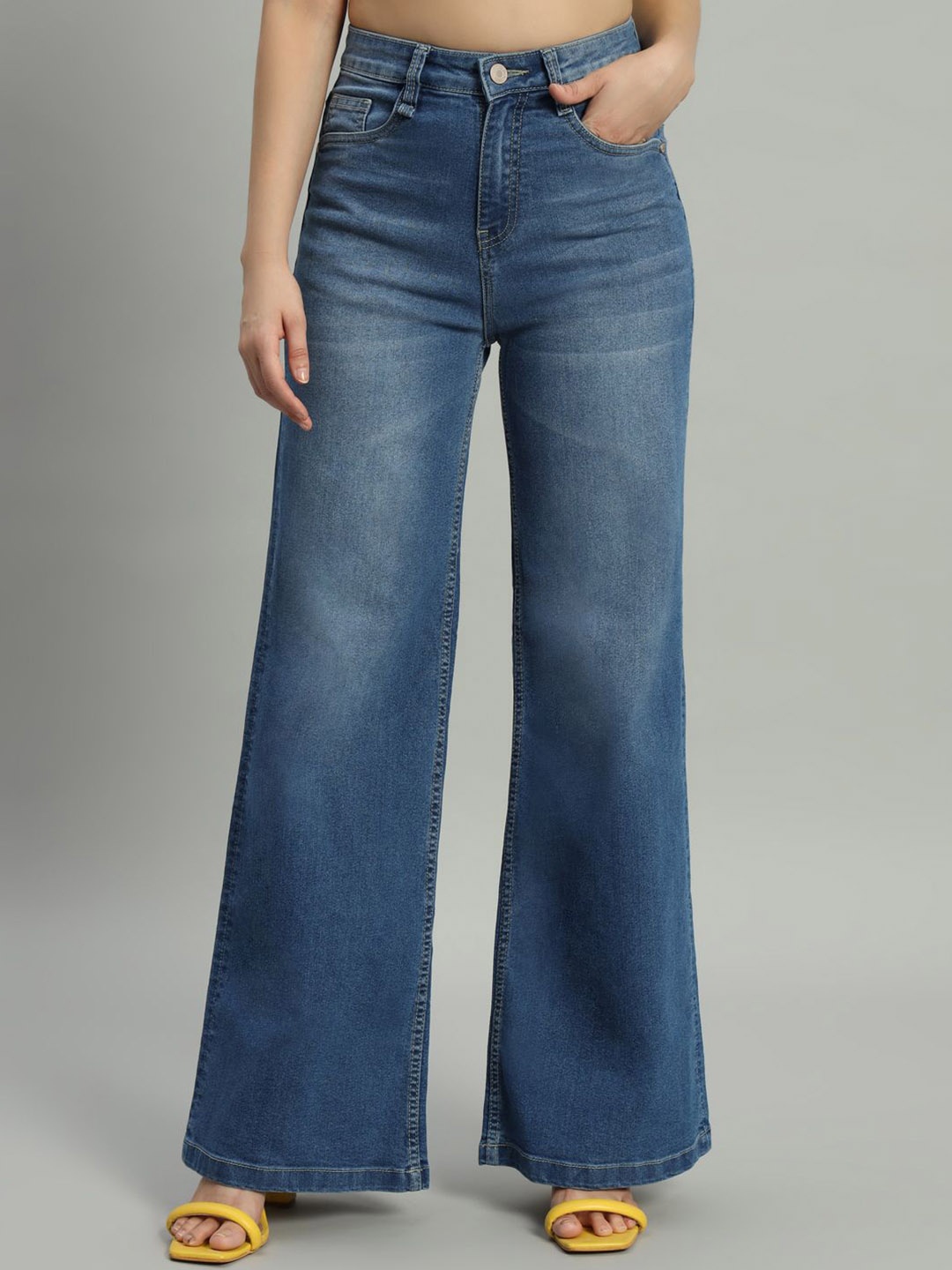 

The Roadster Lifestyle Co Women High-Rise Light Faded Jeans, Blue