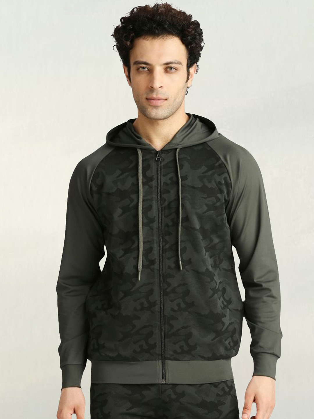 

playR Men Camouflage Lightweight Jacket, Olive