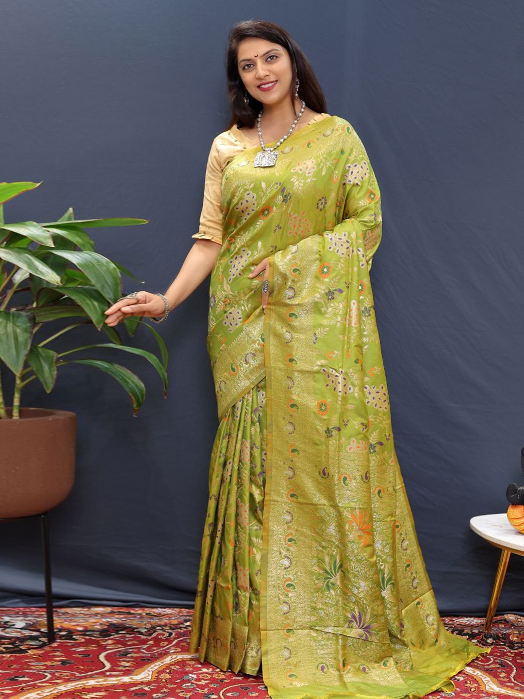 

Royal Rajgharana Saree Woven Design Zari Pure Silk Banarasi Sarees, Green