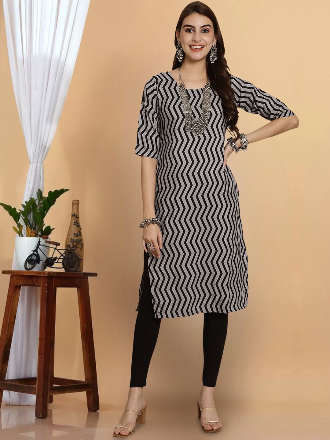 

7Threads Geometric Printed Round Neck Straight Kurta, Grey