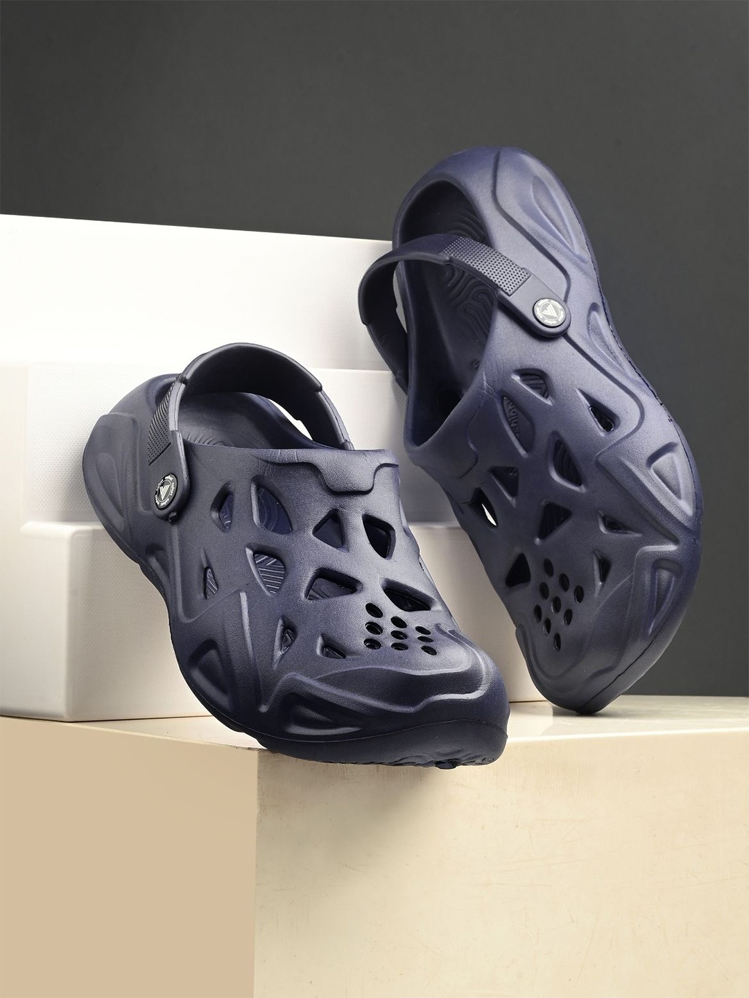 

The Roadster Lifestyle Co Men Lightweight Clogs, Navy blue