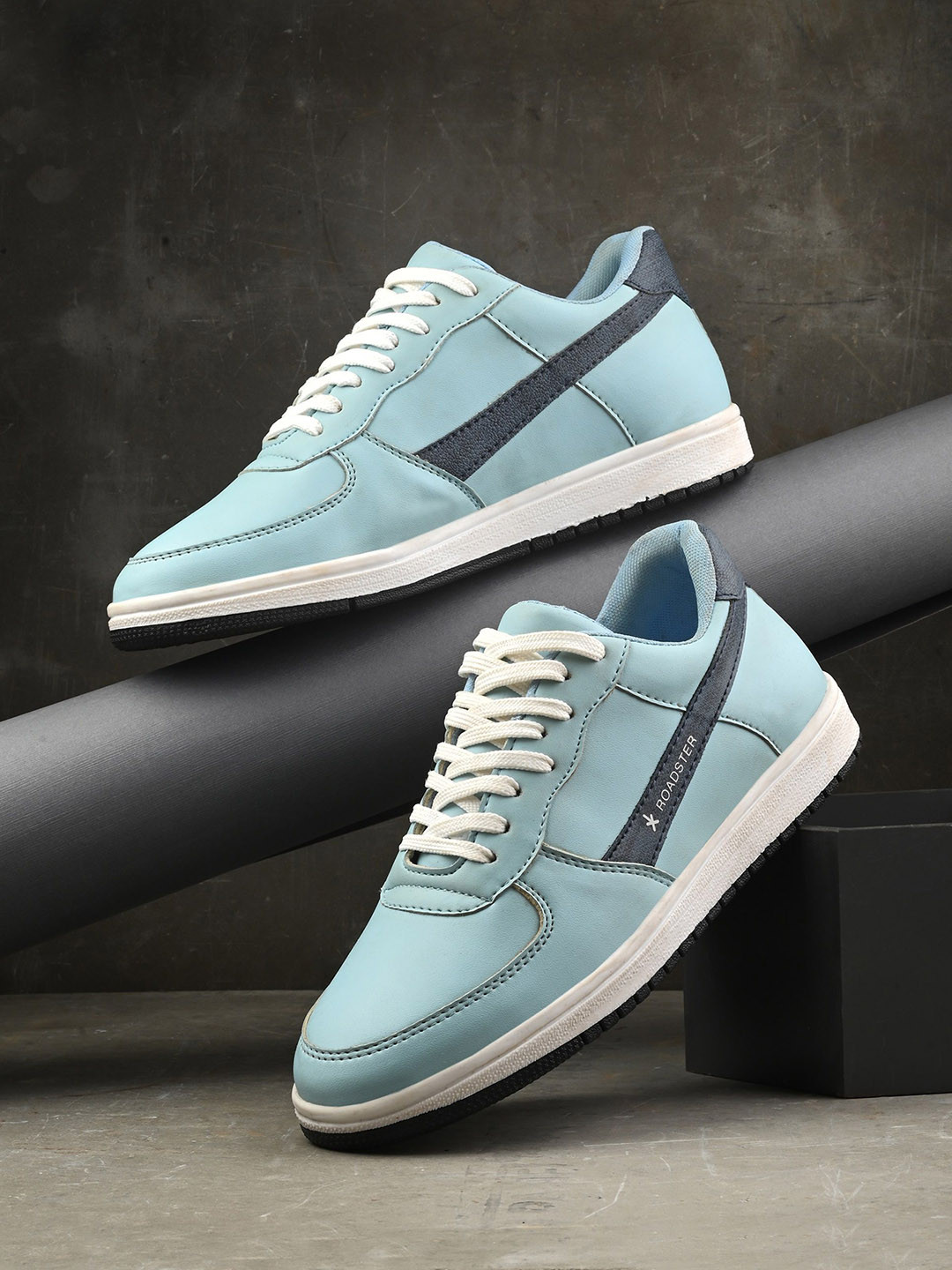 

The Roadster Lifestyle Co Men Lightweight Sneakers, Blue