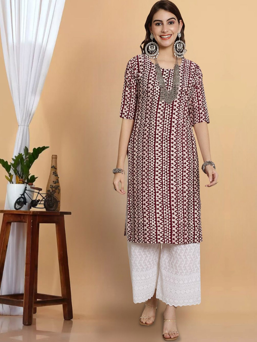 

7Threads Geometric Printed Crepe Straight Kurta, Maroon