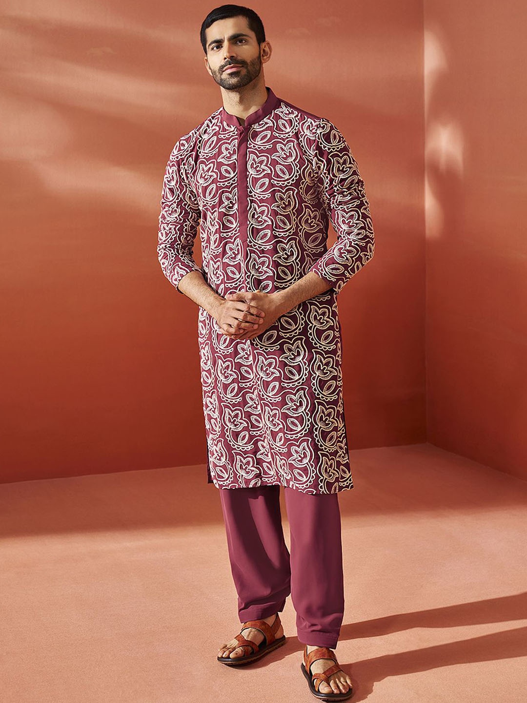 

VASTRAMAY Men Floral Embroidered Regular Thread Work Kurta with Patiala, Maroon