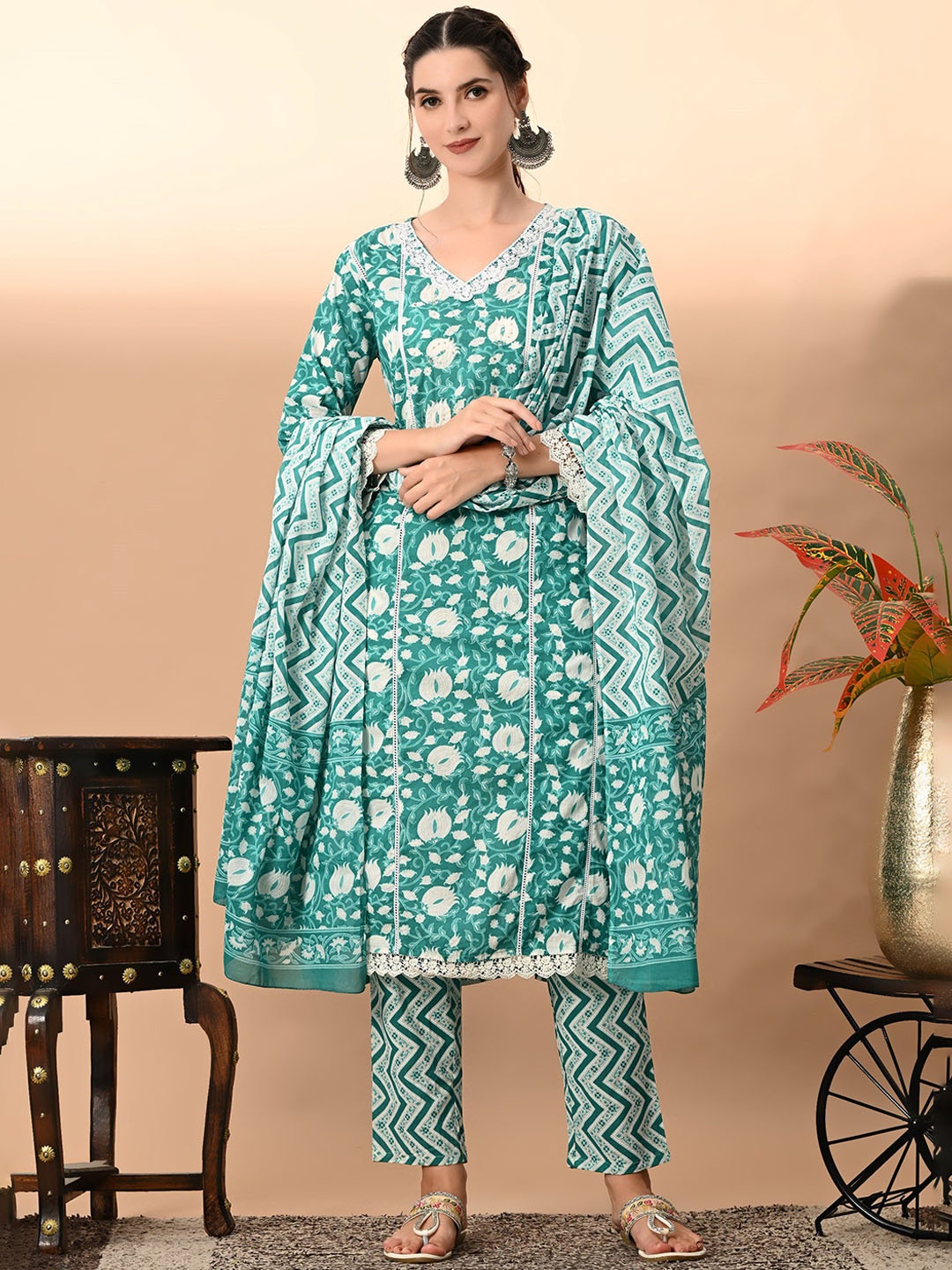 

DHROOV TARA Women Floral Printed Regular Gotta Patti Pure Cotton Kurta with Trousers & With Dupatta, Blue