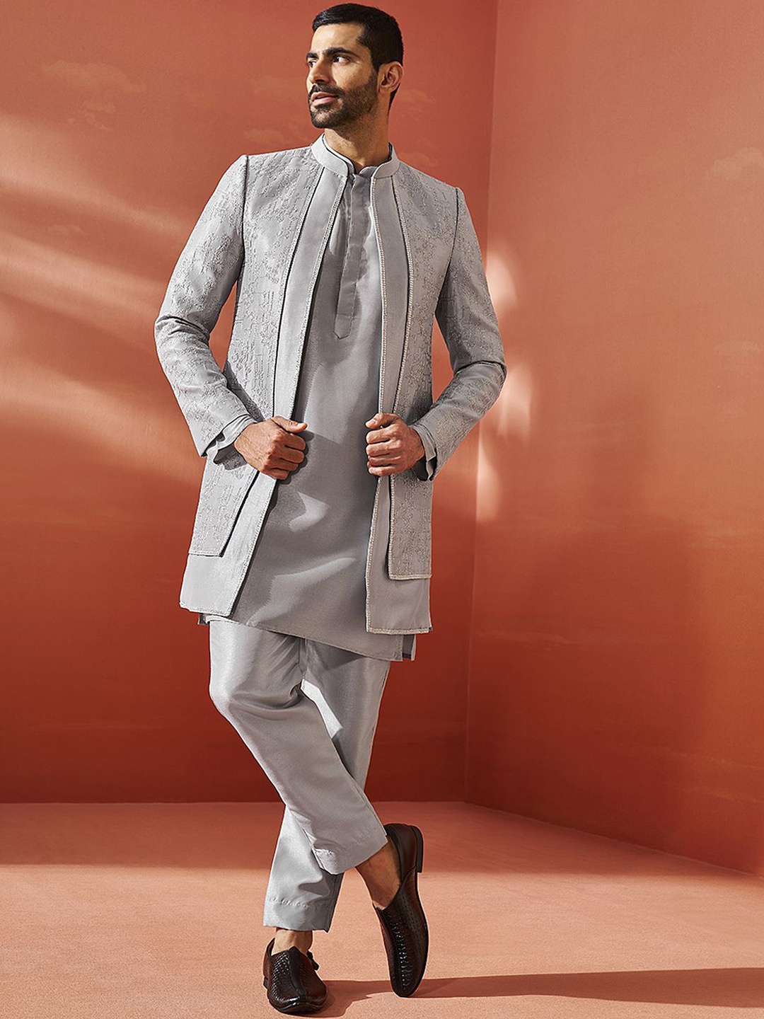 

VASTRAMAY Self-Design Sherwani Set, Silver