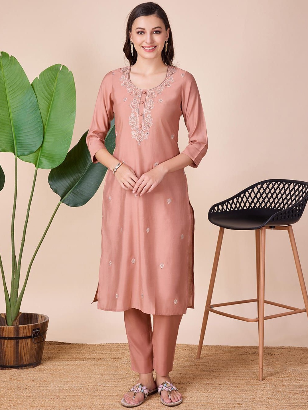 

Suha Women Ethnic Motifs Embroidered Regular Thread Work Kurta with Trousers, Peach