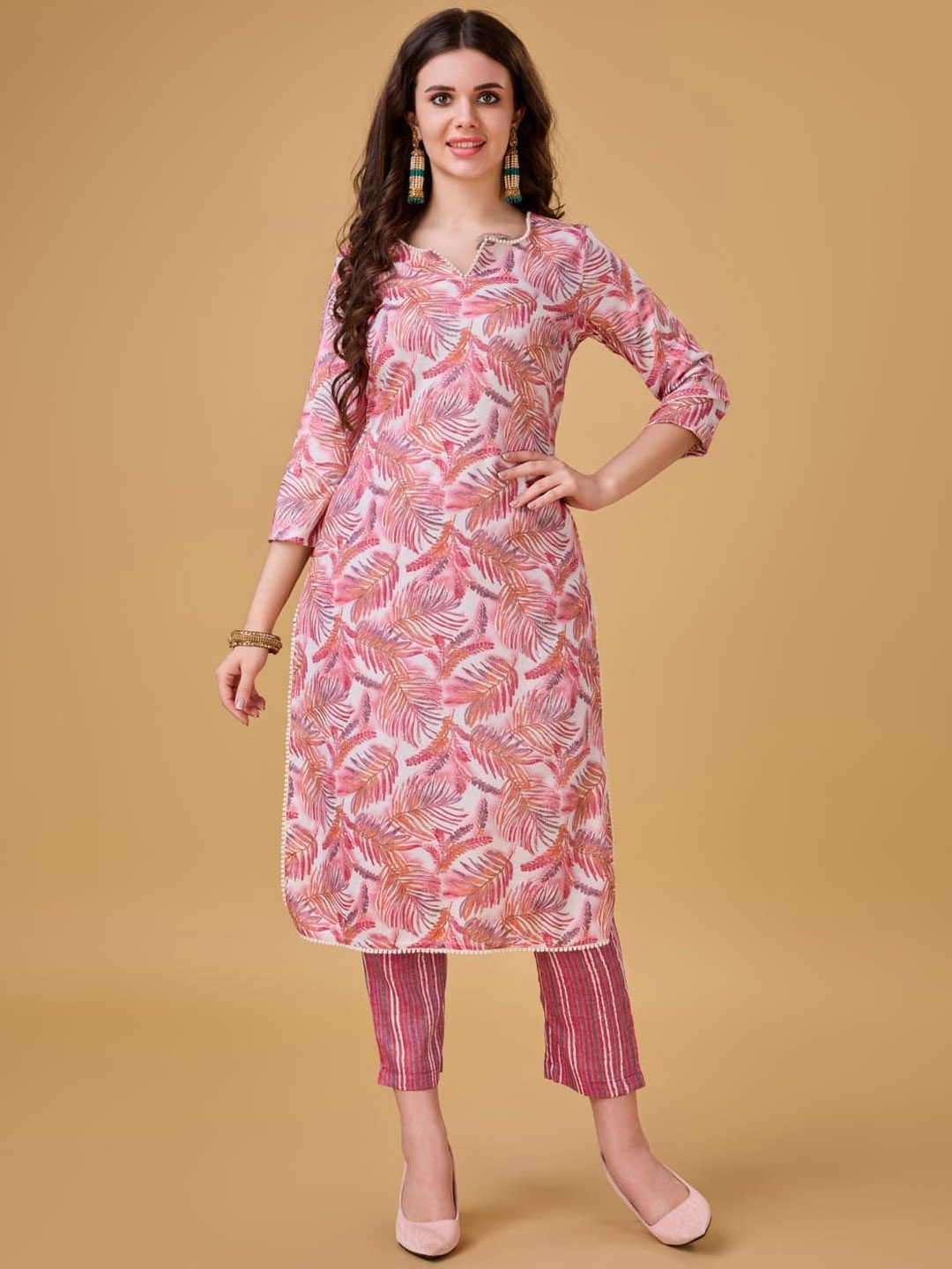 

Suha Women Printed Regular Kurta with Trousers, Red