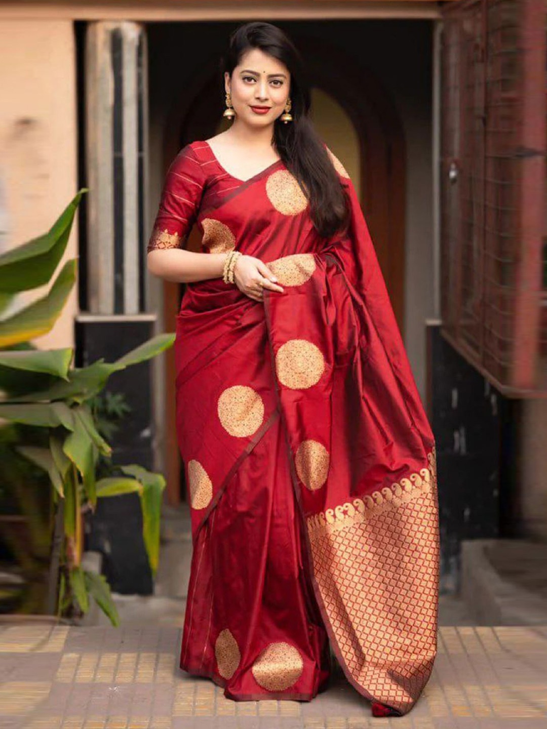 

QENY Woven Design Zari Banarasi Saree, Red