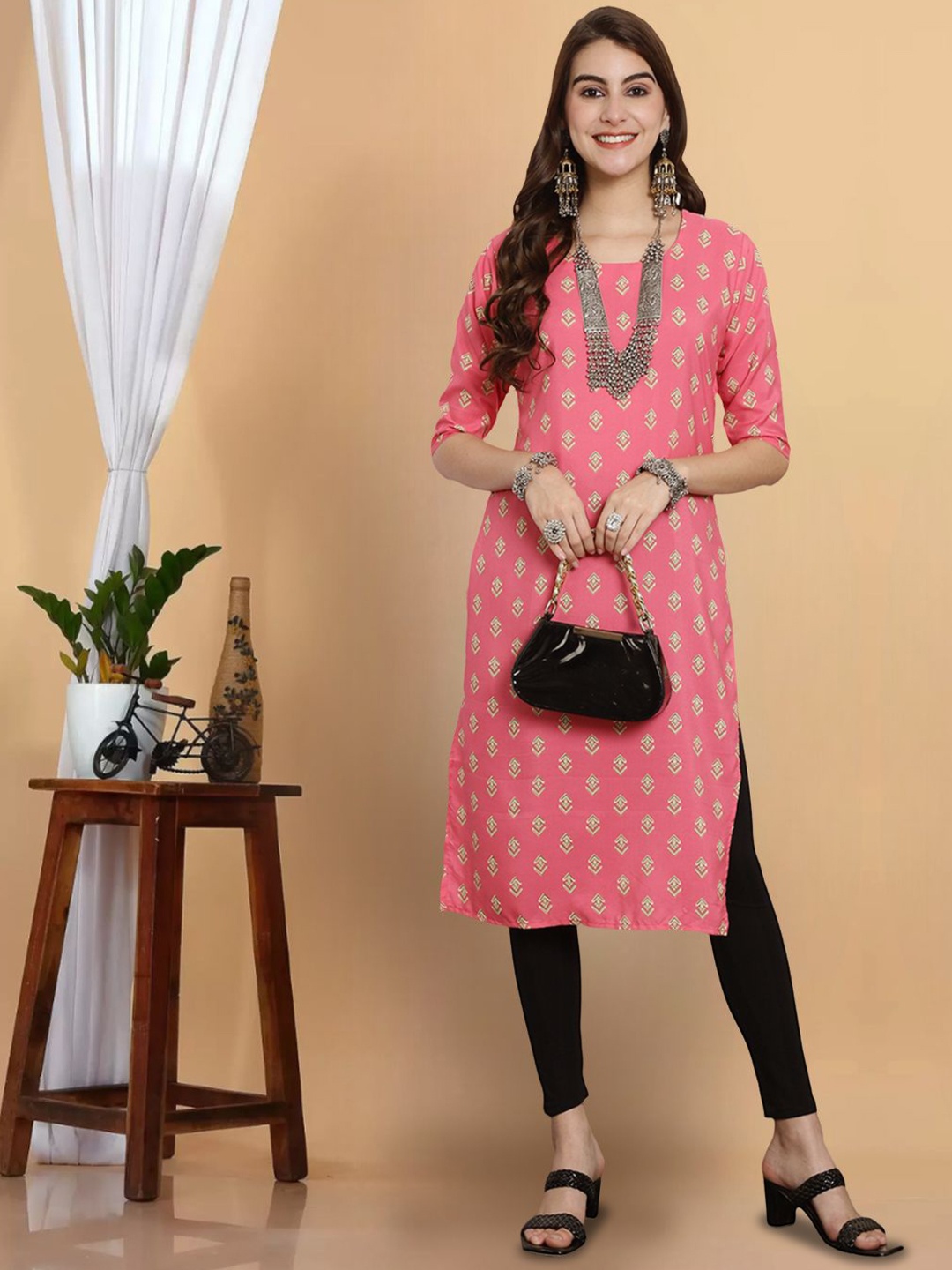 

7Threads Ethnic Motifs Printed Round Neck Straight Kurta, Pink