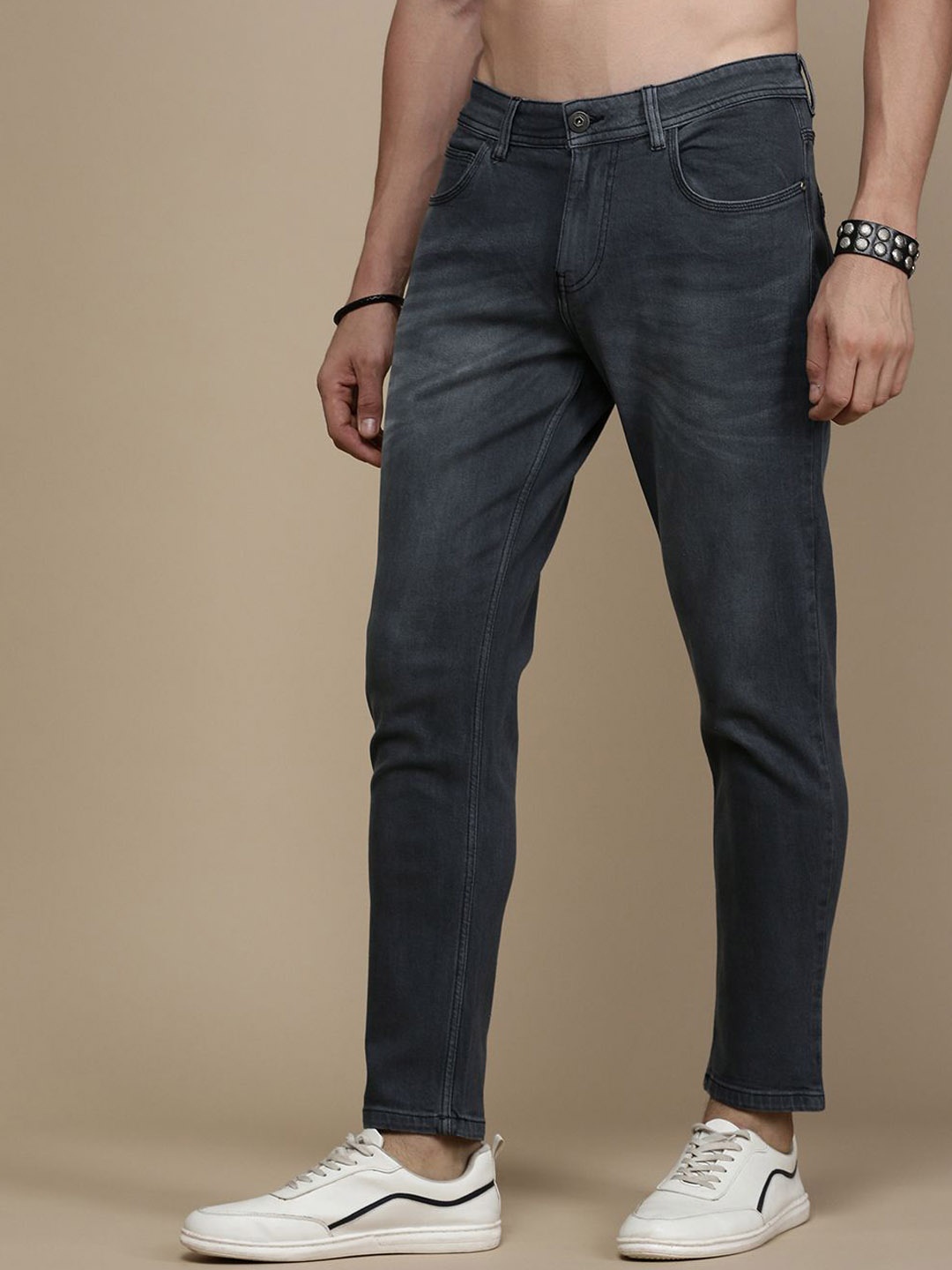 

The Roadster Lifestyle Co Men Low-Rise Relaxed Fit Light Fade Jeans, Grey