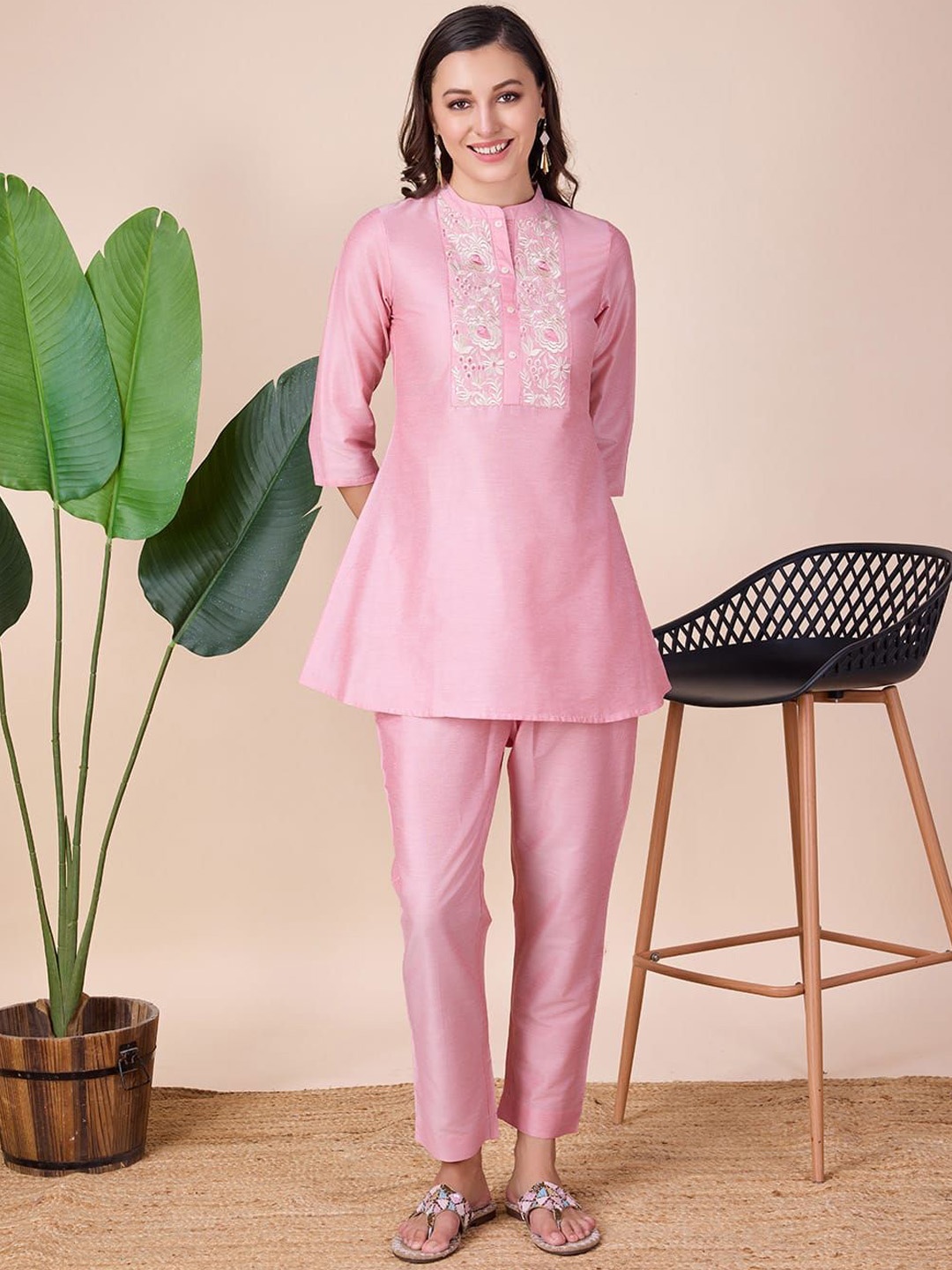 

Suha Women Floral Embroidered Regular Kurta with Trousers, Pink