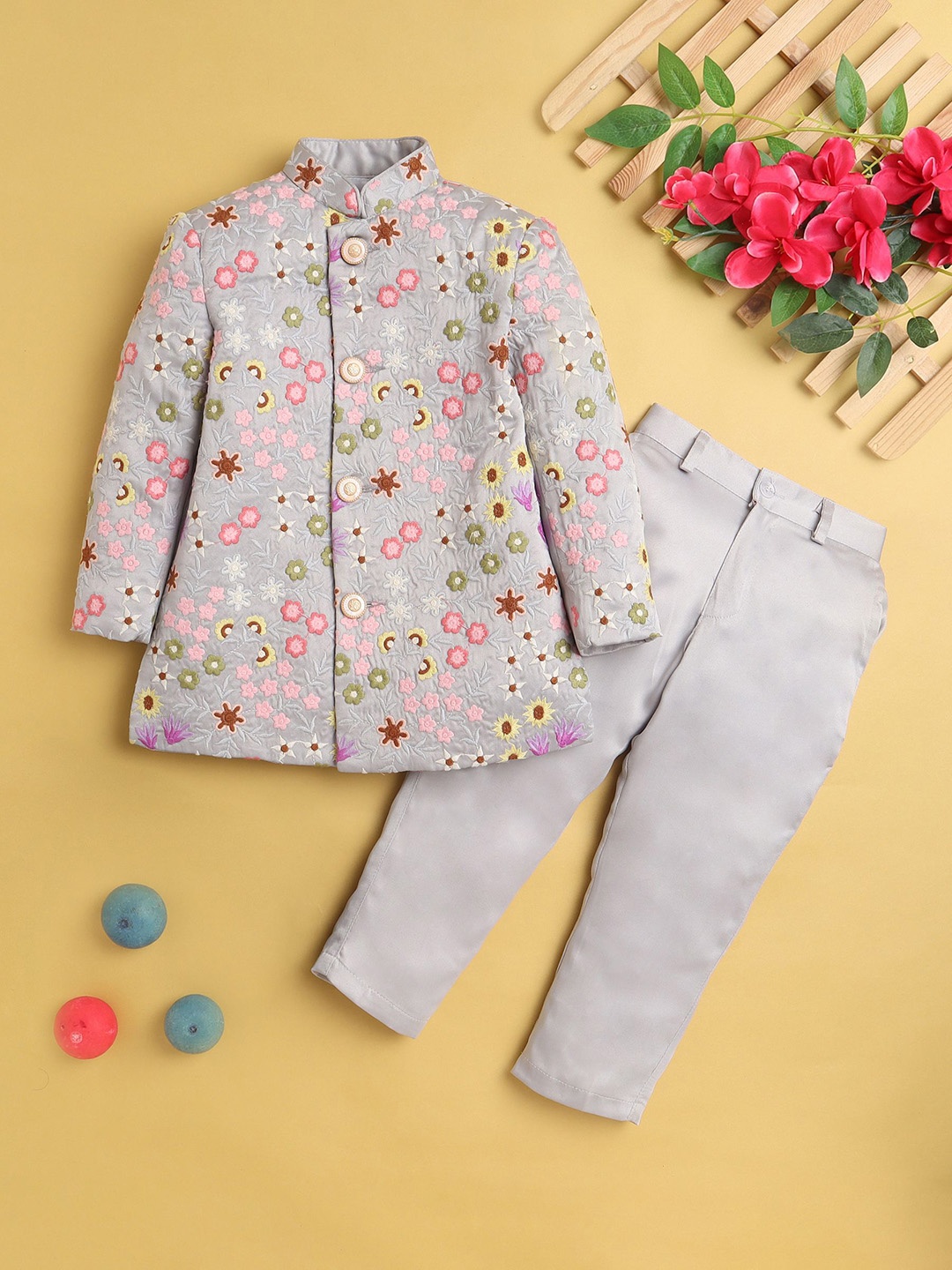 

BAESD Floral Embroidered Panelled Thread Work Kurta with Trousers, Grey