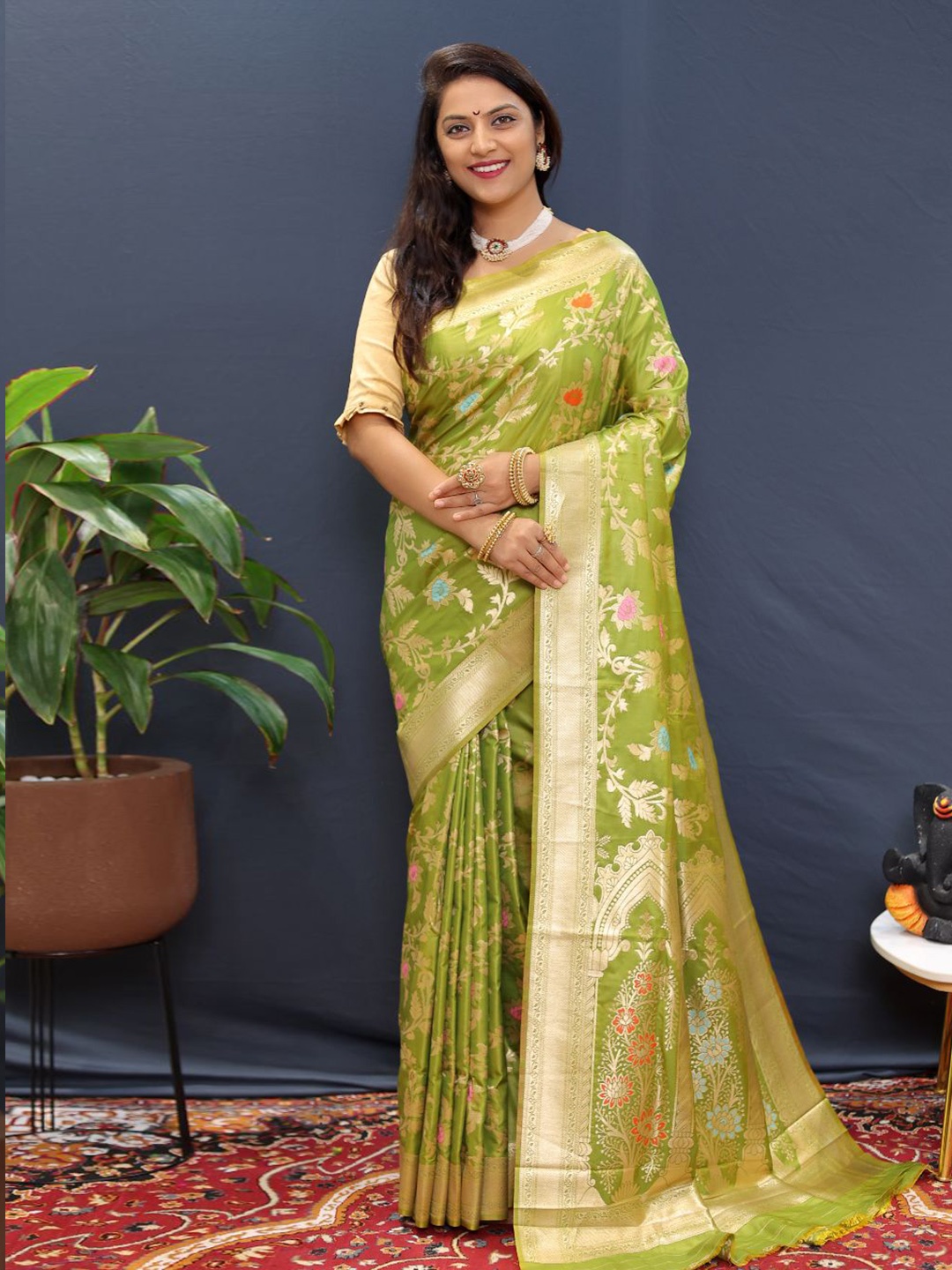 

Royal Rajgharana Saree Floral Zari Pure Silk Banarasi Sarees, Lime green