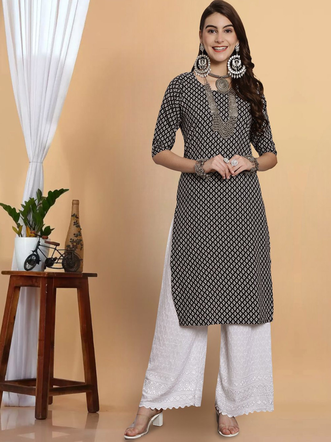 

7Threads Ethnic Motifs Printed Round Neck Crepe Straight Kurta, Black