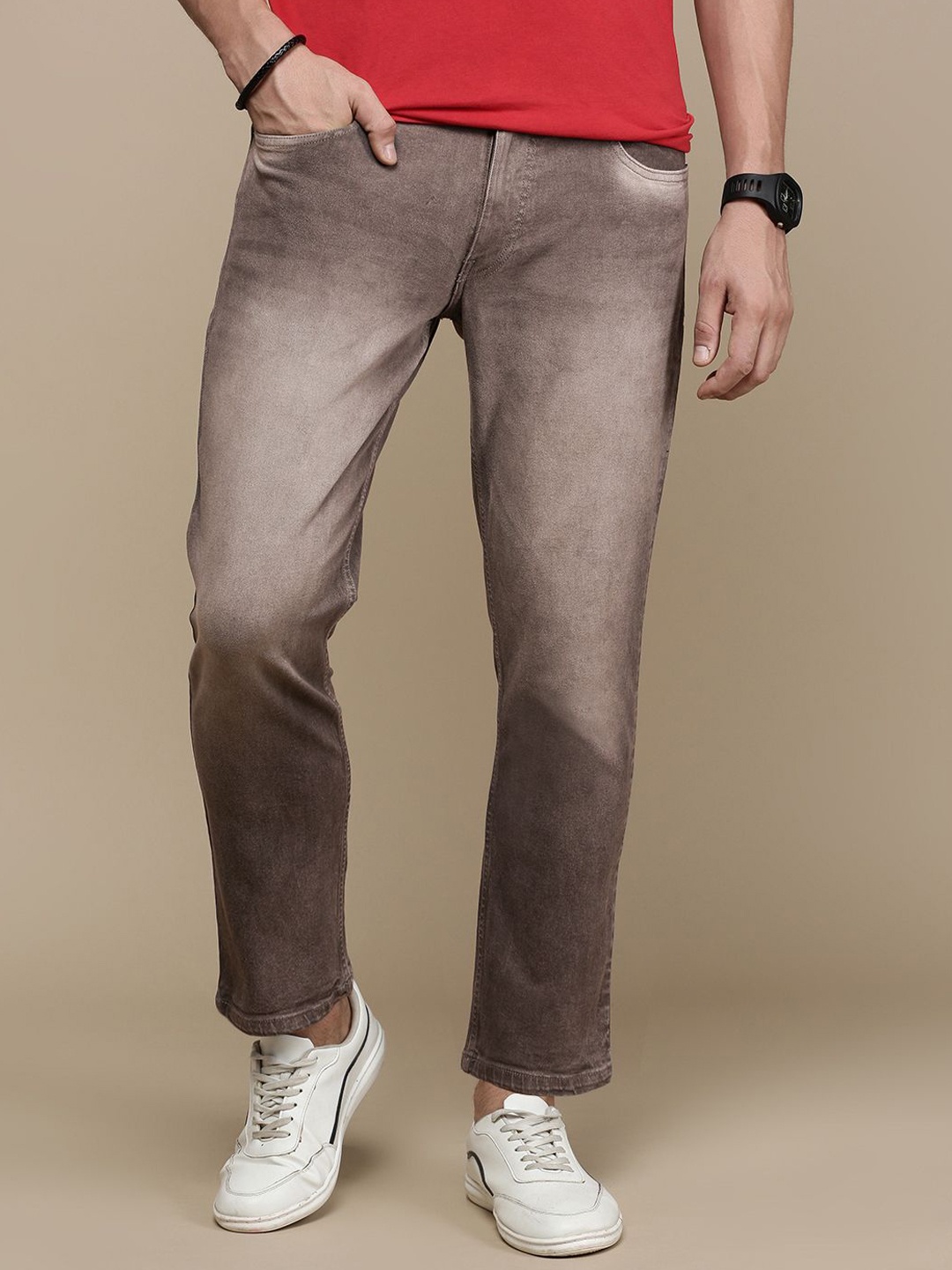 

The Roadster Lifestyle Co Men Slim Fit Heavy Fade Jeans, Brown