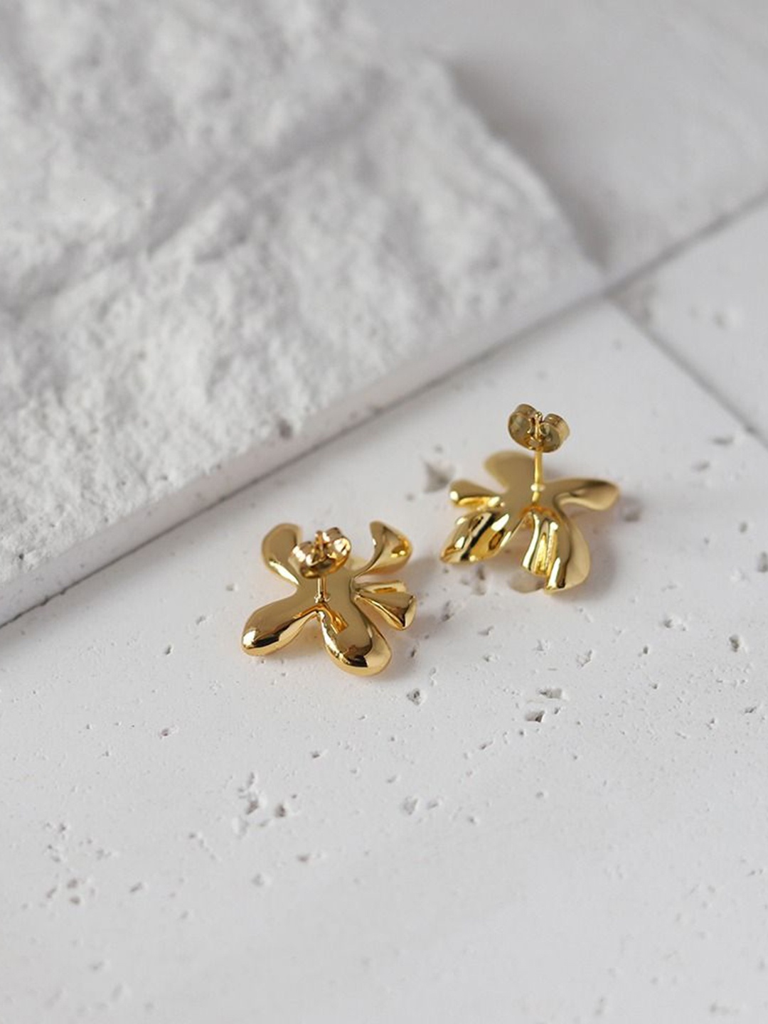 

VIEN Contemporary Studs Earrings, Gold