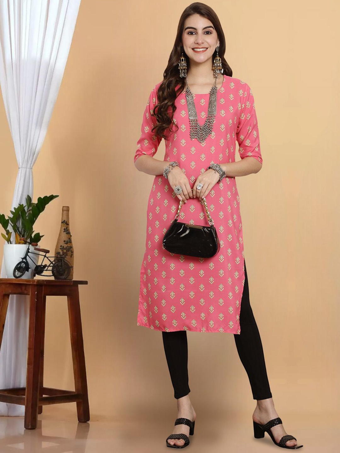 

7Threads Ethnic Motifs Printed Round Neck Crepe Straight Kurta, Pink