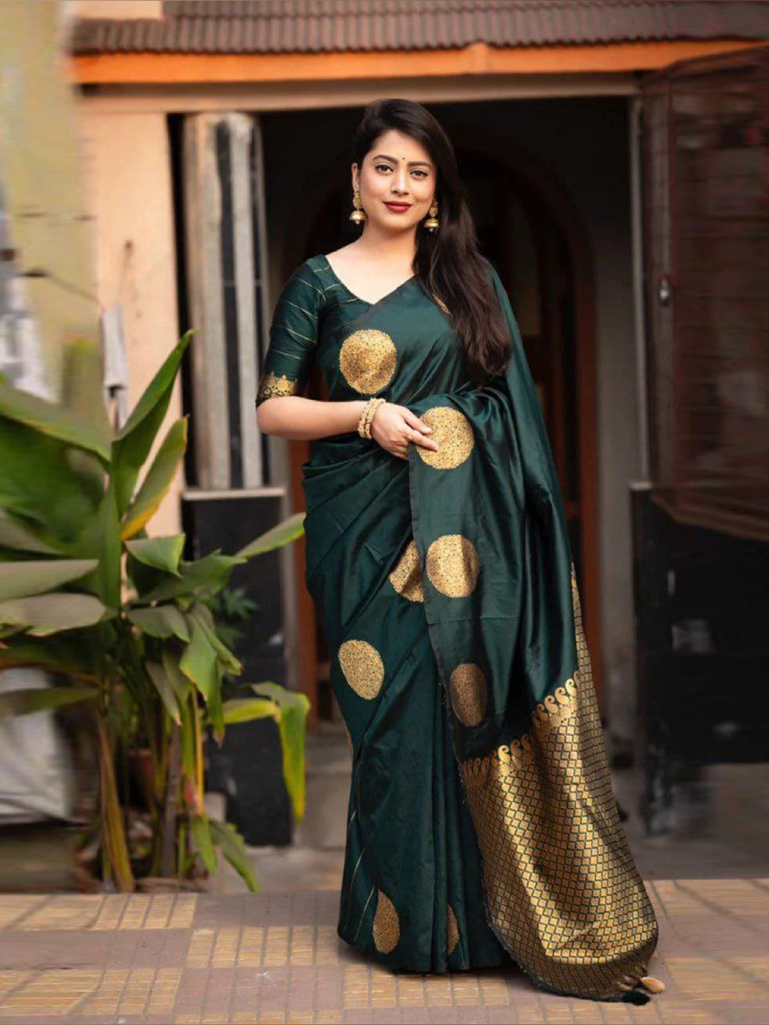 

QENY Woven Design Zari Banarasi Saree, Green