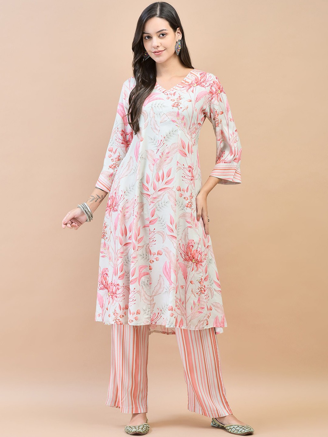 

Shree Women Floral Printed Regular Liva Kurta with Trousers, Green