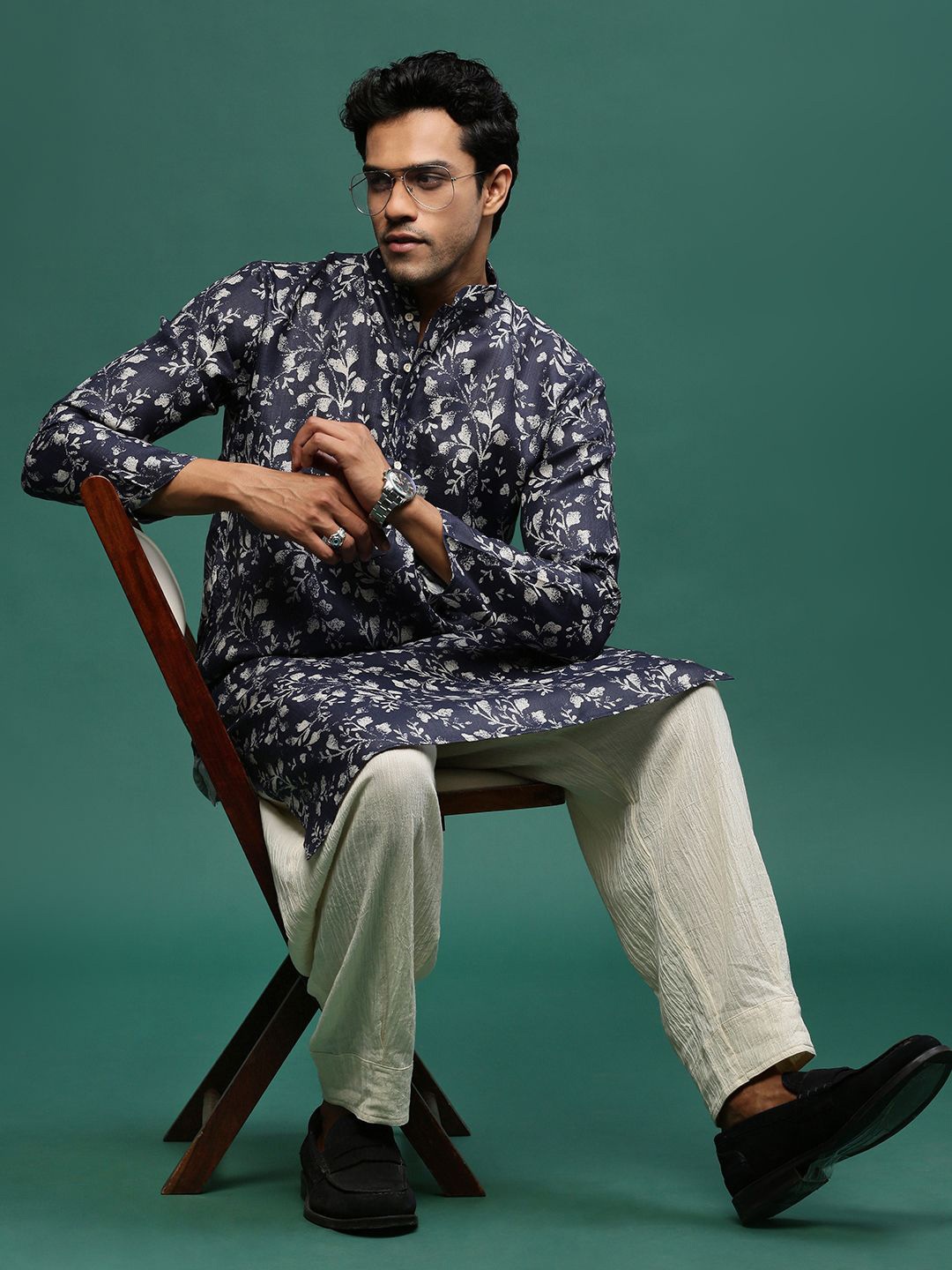 

Sangria Blue Floral Printed Mandarin Collar Straight Kurta