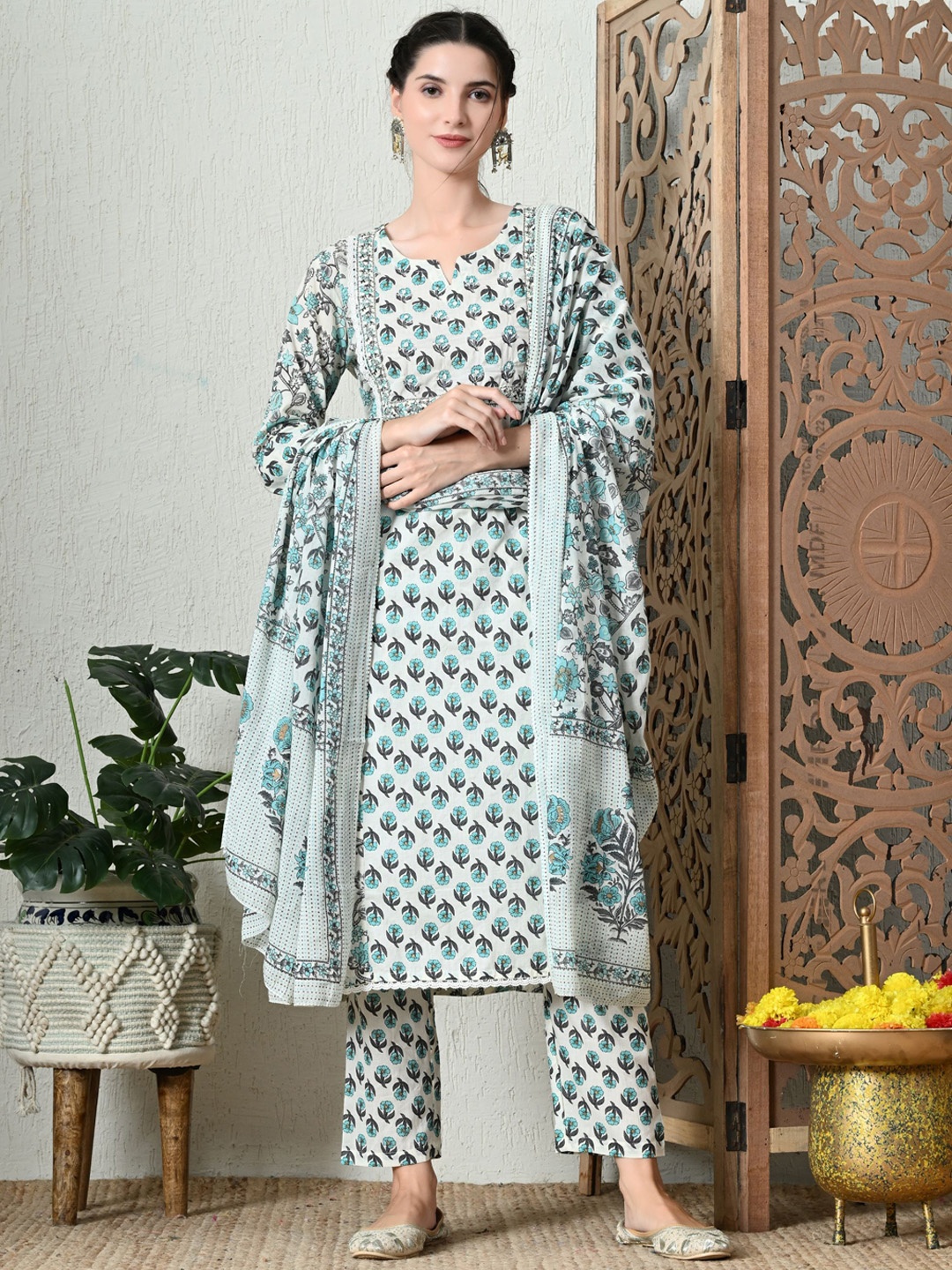 

DHROOV TARA Women Floral Printed Regular Thread Work Pure Cotton Kurta with Trousers & With Dupatta, White