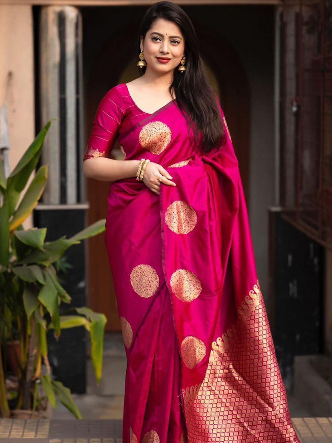 

QENY Woven Design Zari Banarasi Saree, Pink