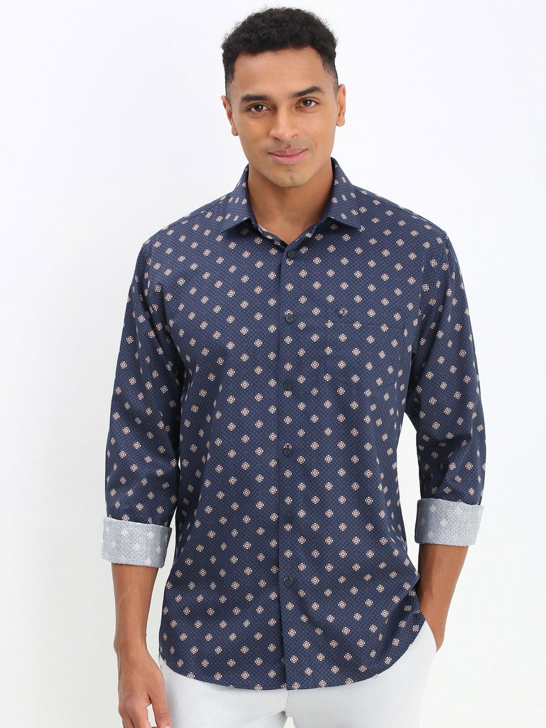 

Allen Solly Men Spread Collar Geometric Printed Cotton Slim Fit Casual Shirt, Navy blue