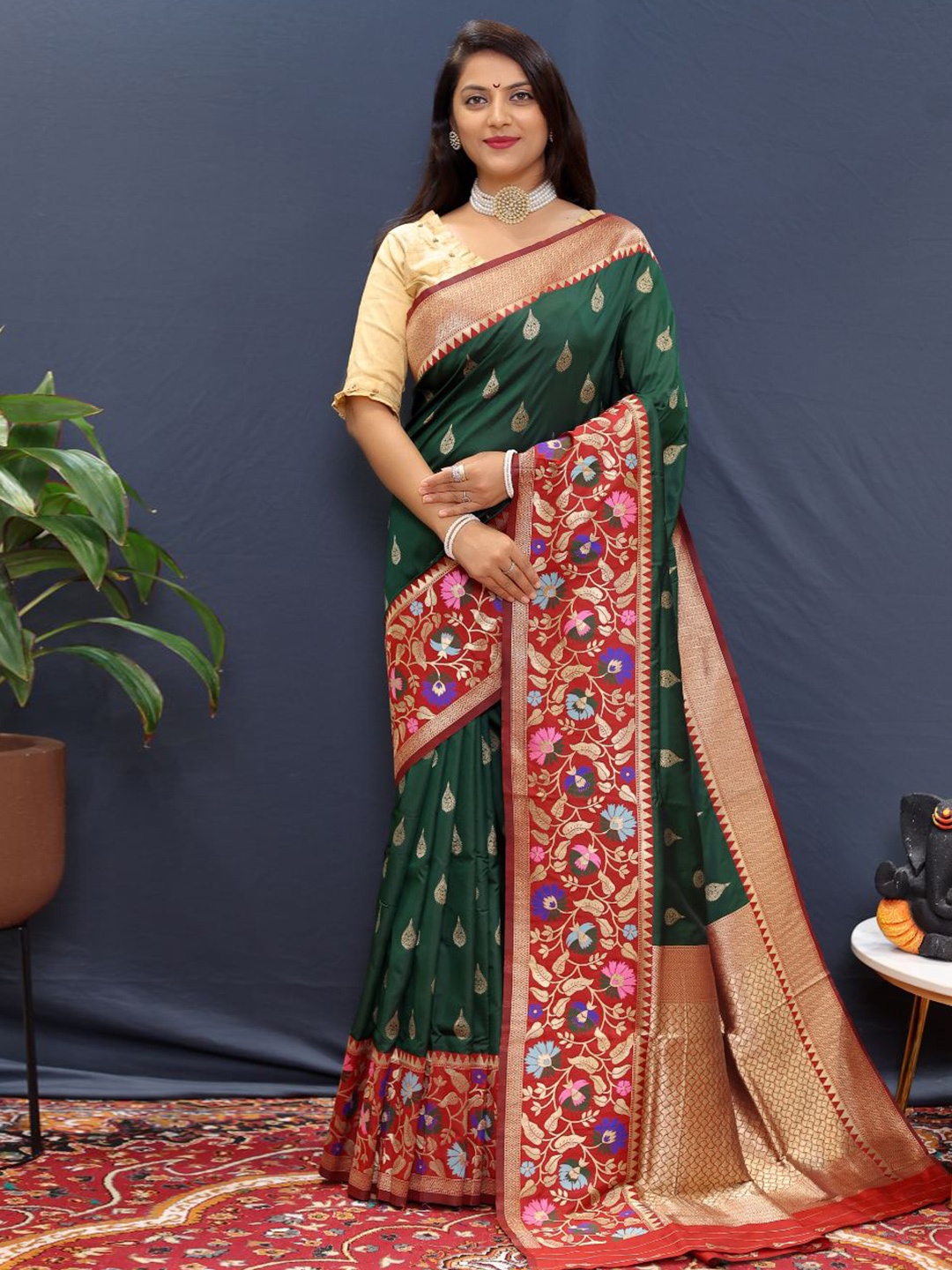 

Royal Rajgharana Saree Woven Design Floral Zari Banarasi Sarees, Green
