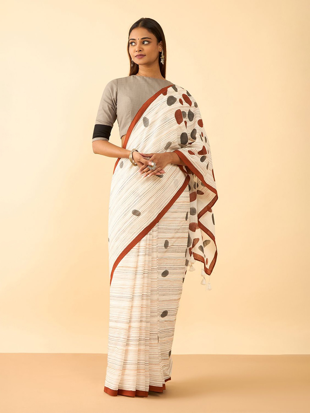 

Taneira Polka Dots Saree, Off white